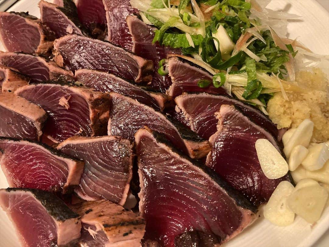 のインスタグラム：「高知のカツオのタタキ 盛り付け適当だけどこんな感じだよね。  薬味たっぷりでいただきます。」