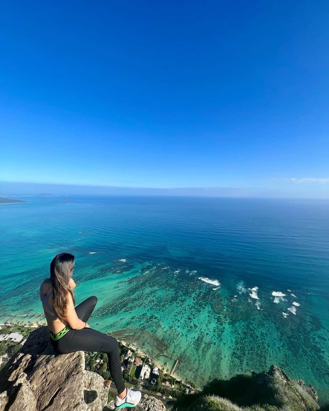 エイミー・コガのインスタグラム：「またここにかえってきた🤍 やっぱり高いところがすき🌿🌊  二つ目は「もしエイミーがおちたら、私がおしてないって証拠のビデオ」らしい  2nd vid: if Eimi falls, there’s proof that I didn’t push her down😂  #hawaii #エイミーコガ」