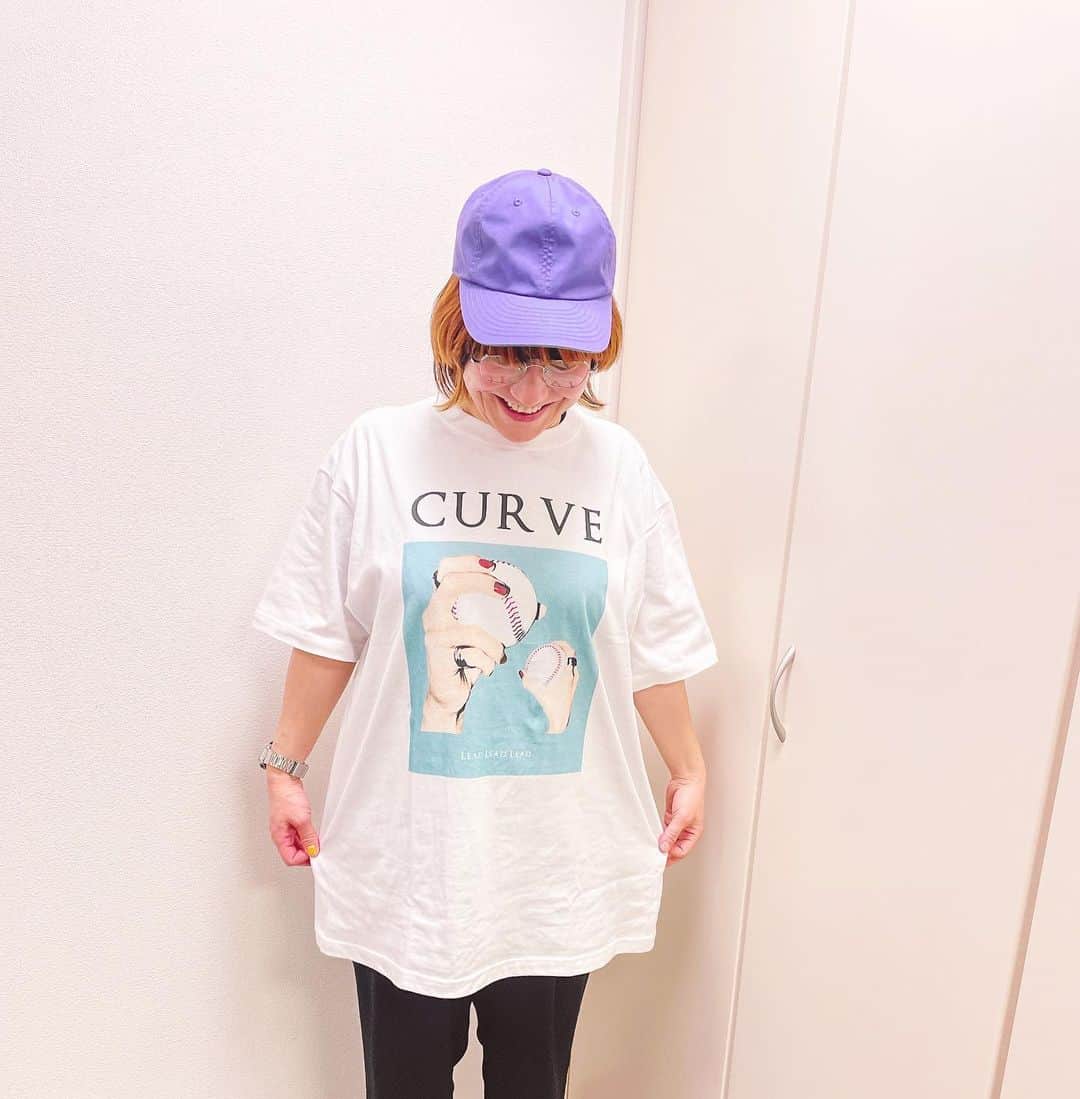 和田美枝さんのインスタグラム写真 - (和田美枝Instagram)「CURVE⚾️  今年はこれ着て野球観に行くの決まり⚾️🤟🏻🐮💙  だな。  #CURVE #変化球 #Tシャツ @lll_llb_llg」2月14日 15時49分 - miewada