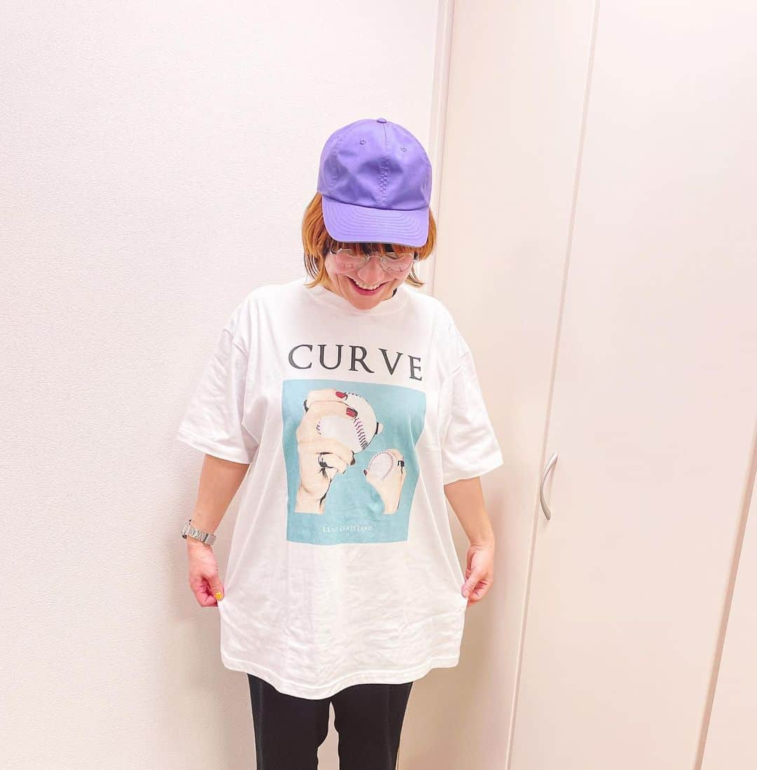 和田美枝のインスタグラム：「CURVE⚾️  今年はこれ着て野球観に行くの決まり⚾️🤟🏻🐮💙  だな。  #CURVE #変化球 #Tシャツ @lll_llb_llg」