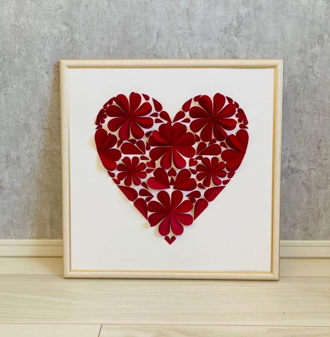 のインスタグラム：「Happy Valentine’s Day   G+flowerでも、バレンタインデーにちなんで、ハートの飾り付けをしてみました。  こちらのハートモチーフの飾りは、A3サイズ程度のものから、2mを超える大きさのものまで、たくさん作ってきました。  作り方を載せてみたので、ぜひ皆さんもチャレンジしてみてください！！  【G+flower】 Twitter @G_Flowerclub HP  https://www.g-flower.club/ ブログ　https://ameblo.jp/giant-flower/ Tel::03-6820-0738(平日9:00〜16:00)  #ジャイアントフラワー #イベント装飾　#ジャイアントフラワーレッスン　#ジャイアントフラワー教室　#会場装飾　#誕生日装飾　#2月誕生日　#バレンタインの飾り　#ハート飾り #バレンタインデー　#valentine」