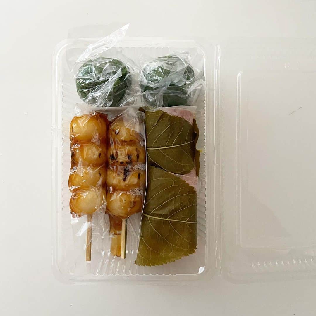 渡辺有子のインスタグラム：「母から差し入れ。 西荻の銘店「三原堂」の草餅、桜餅…もうすぐ始まるうぐいす餅も美味。母の母（祖母）も甘いものといえばいつも三原堂でした。祖母といえば三原堂が、母といえば三原堂になり…我が息子はここの塩せんべいがなにより好き。私も子どもの頃からこのお煎餅好きだったなぁ。祖母から曾孫四世代に渡り三原堂ファン。息子はこの「塩せんべい」のことを「アップルウォッチのおばあちゃんのおせんべい」と呼んでいます。母はApple Watchを使いこなしています☺️（私は持っていません、使い方すらわからない…）」