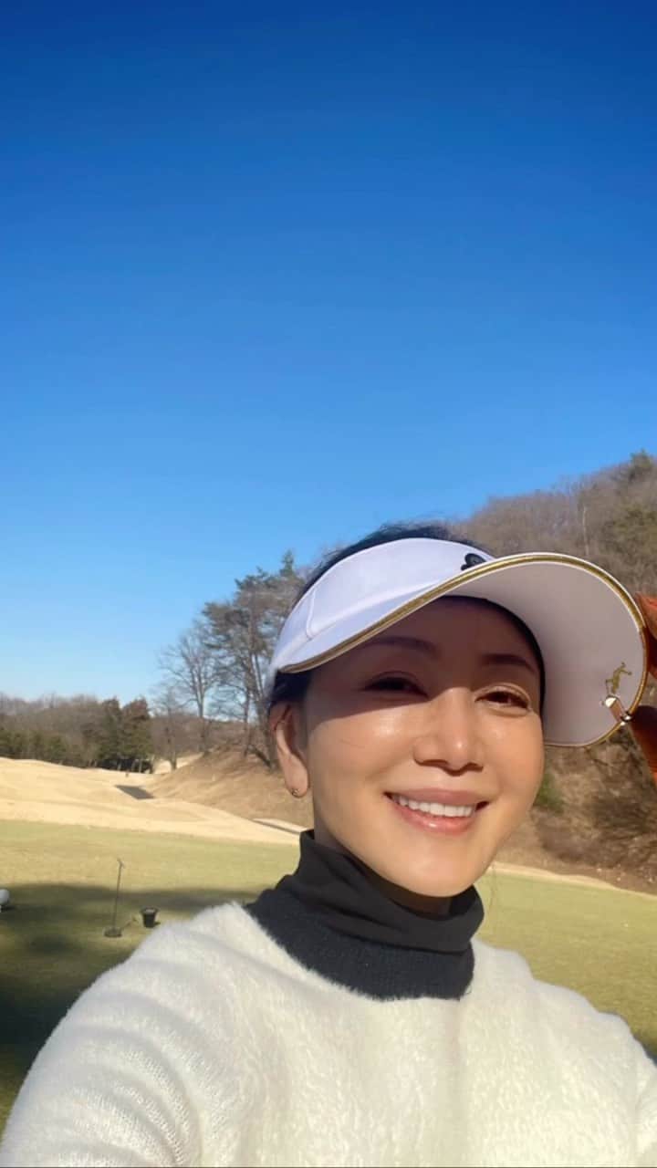 坂村かおるのインスタグラム：「だいぶ、ドライバークラブに振り回されず振り回せる様になって来ました☺️ ・ もう少し体幹を鍛えなければ💦 ・ まずは、綺麗なフォームを目指して☝️ ・ いつも「いいね！」を頂きありがとうございます！ 皆さんのコメントに元気を貰っています😊  #クィーンオブ美魔女 #team美魔女 #美ST #坂村かおる #トータルビューティーアドバイザー #美しく老いる #バランス #美容 #コスメ #ファッション #今日のコーデ #トータルバランス #お洒落な人と繋がりたい #コスメ好きな人と繋がりたい #美意識高い人と繋がりたい #美魔女 #美魔女が変わる #アップデートしてる人と繋がりたい #自分らしくアップデート #ゴルフ女子 #ゴルフ好きと繋がりたい  #ゴルフコーデ」
