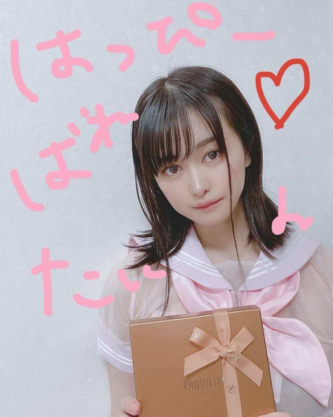 伊藤しずなさんのインスタグラム写真 - (伊藤しずなInstagram)「2年前の私でハッピーバレンタイン🍫 （幼い）   #バレンタインデー   #バレンタイン2023  #ノイハウス #チョコ #チョコレート #🍫 #chocolate #アイドル　  #japanesegirl  #happy  #girl  #cute  #swimsuit  #swimwear  #gravure  #gravureidol  #gravuremodel  #セクシー #sexy  #撮影 #自撮り #自撮り女子  #自撮り女子部  #グラドル #粉我 #グラビア #セーラー #セーラー服  #ハッピーバレンタイン #happyvalentinesday」2月14日 16時01分 - shizuna_itoh