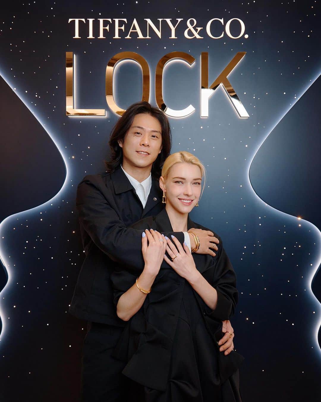 ステファニー・ミチョヴァのインスタグラム：「스테파니 락 🔒… ah sorry 티파니 락 😜 팝업 스트어에 남편이랑 다녀왔습니다. '티파니 락'이 새로운 컬렉션을 선보입니다. 갤러리아 백화점 명품관 EAST 1층에서 2월 28일까지 구경 해보시고 포토부스에서 사진도 찍어보세요! @tiffanyandco #TiffanyandCo #TiffanyLock #Tiffanypartner #티파니앤코 #티파니락」