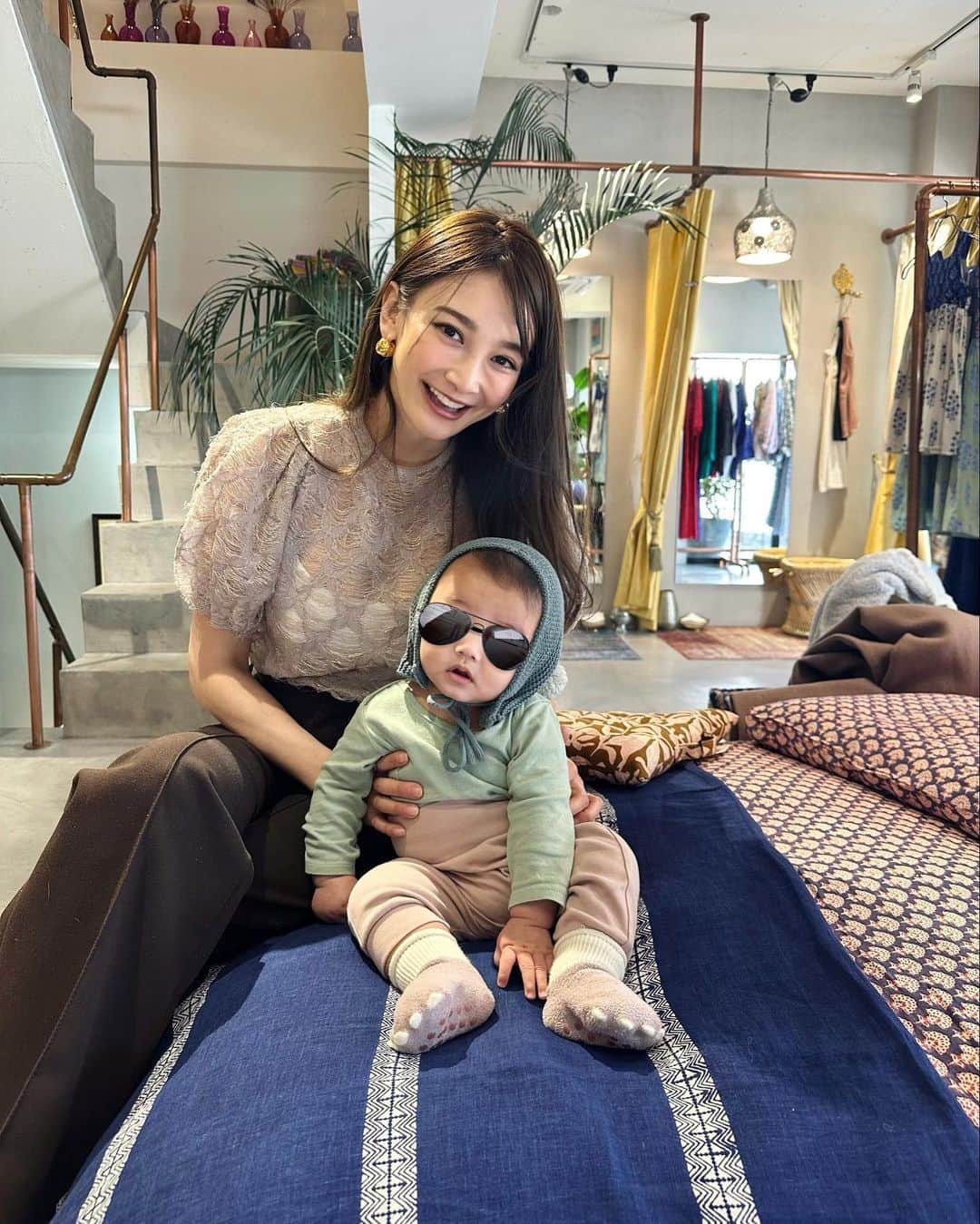 里海のインスタグラム：「Happy Valentine's Day💝  自分でも驚くほど 恐ろしく不思議な格好をさせて 一緒に　@pasand_by_nequittezpas  展示会に行ってきました😊  そして息子と初めての バレンタインデーのお買い物💝 アモーレ！ワイン🍷を 買ってみました！ 贈り物は本にしました🎁  出来上がっている フォンダンショコラケーキを買い 生クリームだけ 添える作戦です😅」