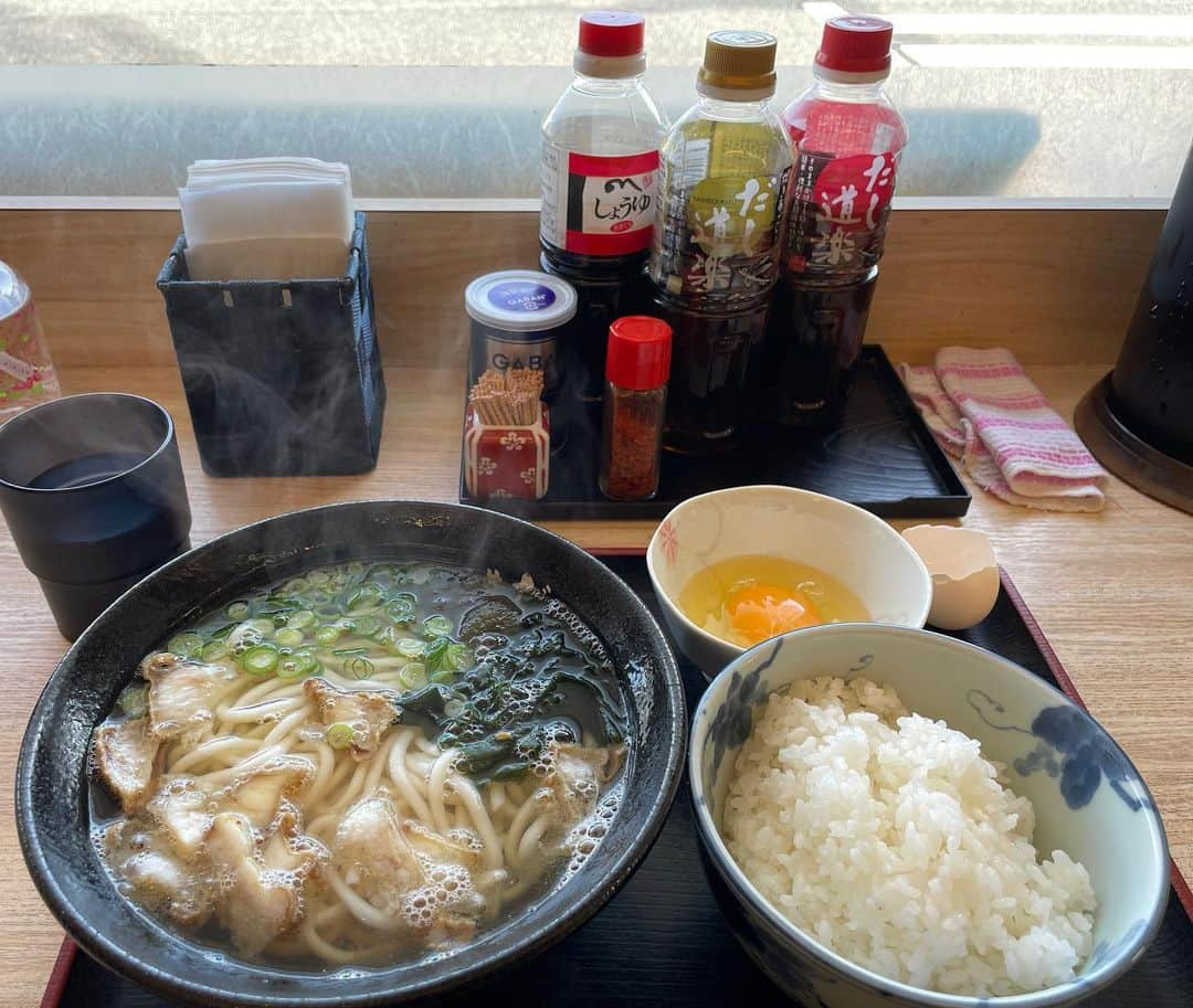 岡峰光舟のインスタグラム：「呉！ だし道楽のカスうどん！ とだし道楽で食べる卵かけ御飯！！ 呉名物の細うどん、うんまい！ #だし道楽 #だし道楽自販機」