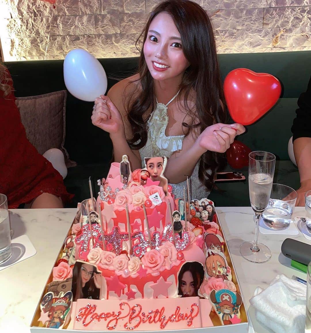 MiyakeKasumi のインスタグラム：「誕生日ケーキ可愛いすぎた😂❤️   #誕生日ケーキ  #marinehouse #誕生日サプライズ  #誕生日  #誕生日飾り付け  #誕生日祝い  #birthdaycake #birthday  #birthdaygirl  #birthdayparty  #christmas」