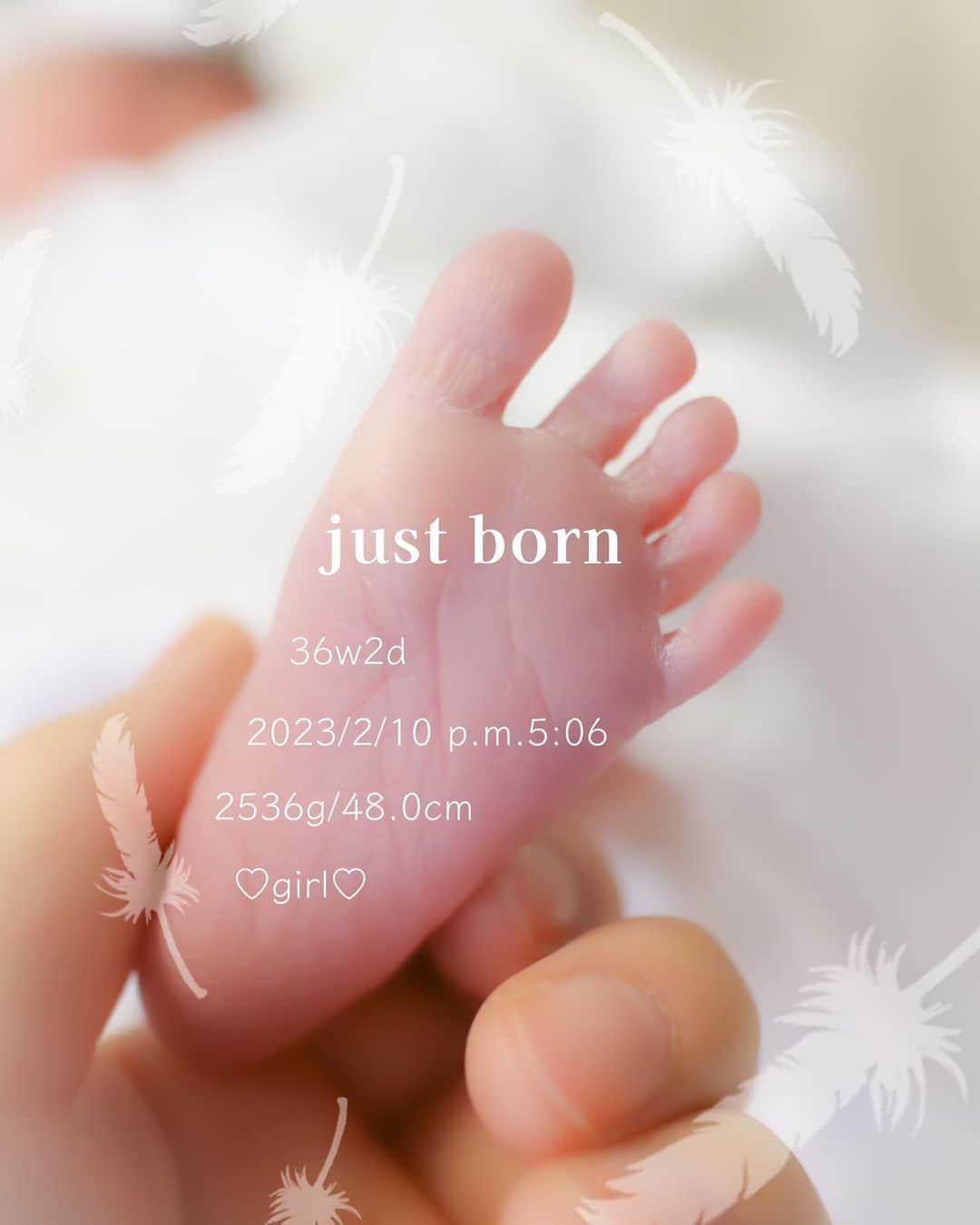 のインスタグラム：「日頃より応援してくださっている皆様へ  私事ではございますが、 2023年2月10日(金) 第一子となる、元気な女の子を出産致しました👶💕  臨月に入ってすぐ約1ヶ月程早く産まれたので、色々と壮絶な出産となりましたが、産声を聞いた時は自然と涙が溢れていました🥹 敢えていくつとは申しませんが、色々と心配も重なり、妊娠報告を飛ばして出産報告とさせていただきました🙇‍♀️  母子共に元気ですが、まだ病院で安静にしています🏥 今は出産後の痛みや寝不足と闘いながら、娘の可愛さに癒されると言ったルーティーンです🔁 自分が母になった今、世の中のお母様の偉大さをまた改めて感じている日々🤱  妊娠中は大きな心で夫にたくさん支えてもらい、悪阻もほぼ無く、あっという間の妊婦生活でした🤰 感謝でしかありません🌷🌷🌷  家族3人となった今、今まで以上に思いやりをもって支え合いながら、毎日が明るい家庭を送って行くことができたらと思っております👨‍👩‍👧 これからも温かく見守って頂けたら嬉しいです🤲  2023年2月　　　　　　　　夕霧らい . An angel landed in my house. I'm looking forward to seeing how this angel will grow up in the future. . . #ご報告 #妊娠報告 #出産報告 #令和5年ベビー  #女の子ベビー  #初産 #新米ママ  #justborn  #産まれてきてくれてありがとう #happyvalentinesday」