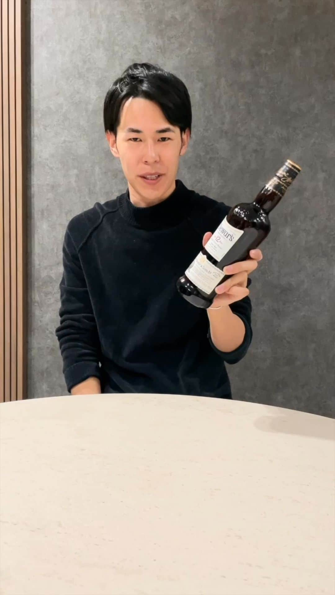 りょうのインスタグラム：「友達と飲むハイボールは最高です　  提供：バカルディ ジャパン株式会社 #dewars #デュワーズ #PR」