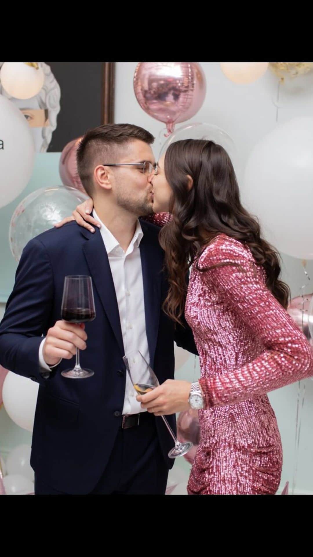Zhenya Katavaのインスタグラム：「Happy Valentine’s Day 🤍 Смотрю , люблю и плачу(гормоны) 😅」