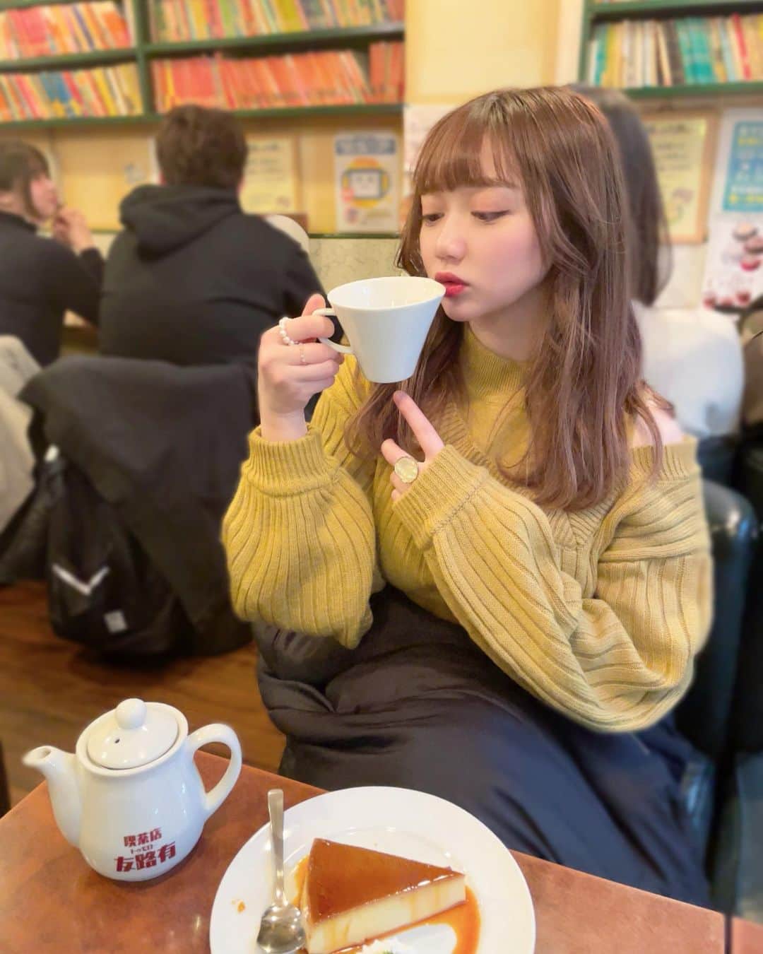 小澤しぇいんさんのインスタグラム写真 - (小澤しぇいんInstagram)「ハッピーバレンタイン💝  今年は何も作らずです！  この前久々にまきと会ってカフェとわんちゃんカフェ行って2人で浮気してきました🐶💕 やっぱチワワからモテるんです♡  あと誕生日プレゼントもらったの〜♡ パフュームバームすごく良い匂い💐  #バレンタイン#カフェ#カフェ巡り#犬カフェ#浅草カフェ」2月14日 16時47分 - 1217_shane