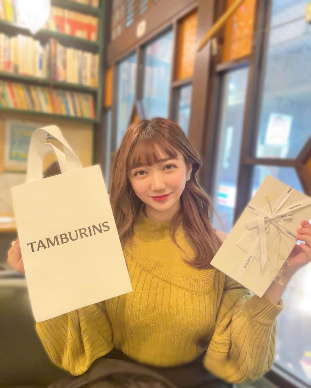 小澤しぇいんさんのインスタグラム写真 - (小澤しぇいんInstagram)「ハッピーバレンタイン💝  今年は何も作らずです！  この前久々にまきと会ってカフェとわんちゃんカフェ行って2人で浮気してきました🐶💕 やっぱチワワからモテるんです♡  あと誕生日プレゼントもらったの〜♡ パフュームバームすごく良い匂い💐  #バレンタイン#カフェ#カフェ巡り#犬カフェ#浅草カフェ」2月14日 16時47分 - 1217_shane