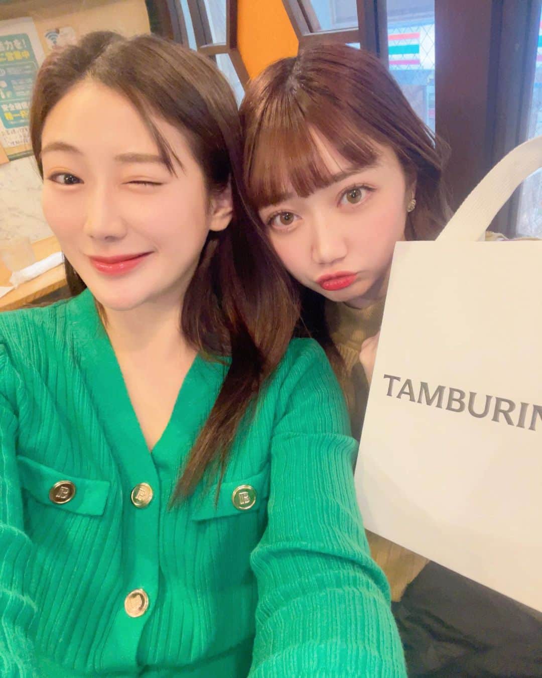 小澤しぇいんさんのインスタグラム写真 - (小澤しぇいんInstagram)「ハッピーバレンタイン💝  今年は何も作らずです！  この前久々にまきと会ってカフェとわんちゃんカフェ行って2人で浮気してきました🐶💕 やっぱチワワからモテるんです♡  あと誕生日プレゼントもらったの〜♡ パフュームバームすごく良い匂い💐  #バレンタイン#カフェ#カフェ巡り#犬カフェ#浅草カフェ」2月14日 16時47分 - 1217_shane