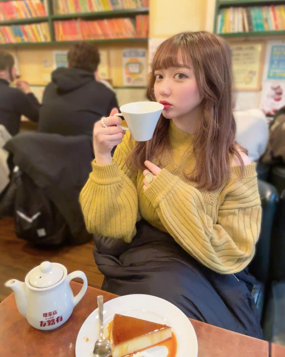 小澤しぇいんのインスタグラム：「ハッピーバレンタイン💝  今年は何も作らずです！  この前久々にまきと会ってカフェとわんちゃんカフェ行って2人で浮気してきました🐶💕 やっぱチワワからモテるんです♡  あと誕生日プレゼントもらったの〜♡ パフュームバームすごく良い匂い💐  #バレンタイン#カフェ#カフェ巡り#犬カフェ#浅草カフェ」