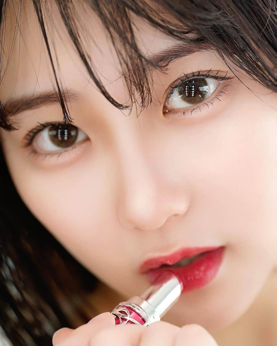 田中美久さんのインスタグラム写真 - (田中美久Instagram)「メイクさんに仕上げていただいた💄 リップはDIOR。 . 束間まつ毛を最近の女の子みんなやってるから自分もやったけどまつ毛短すぎるのと慣れてなさすぎて限界がこれでした。#ラッシュアディクト のまつ毛美容液でしっかり育ててたら今はすごい調子が良いです。おめめくりくりです。 #DIOR #DIORリップ　#コスメ　#メイク　#リップ」2月14日 16時53分 - mikumonmon_48