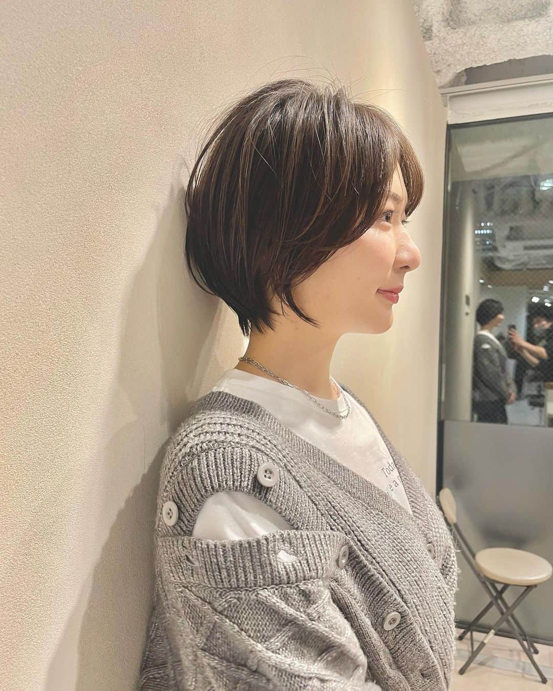 井咲アキのインスタグラム：「💇🏻‍♀️✨  私の、直毛で多毛な髪の毛を こんなに綺麗に収められるなんて 天才すぎる！！✨  桐山さん( @kiriyannn ) ありがとうございます🙇‍♀️🌸  #ショートヘア#ショートカット女子 #直毛ショート#多毛ショート癖毛ショート #表参道ヘアサロン#表参道美容室lyann#lyann #hairstyle#shorthair#arrangehair」