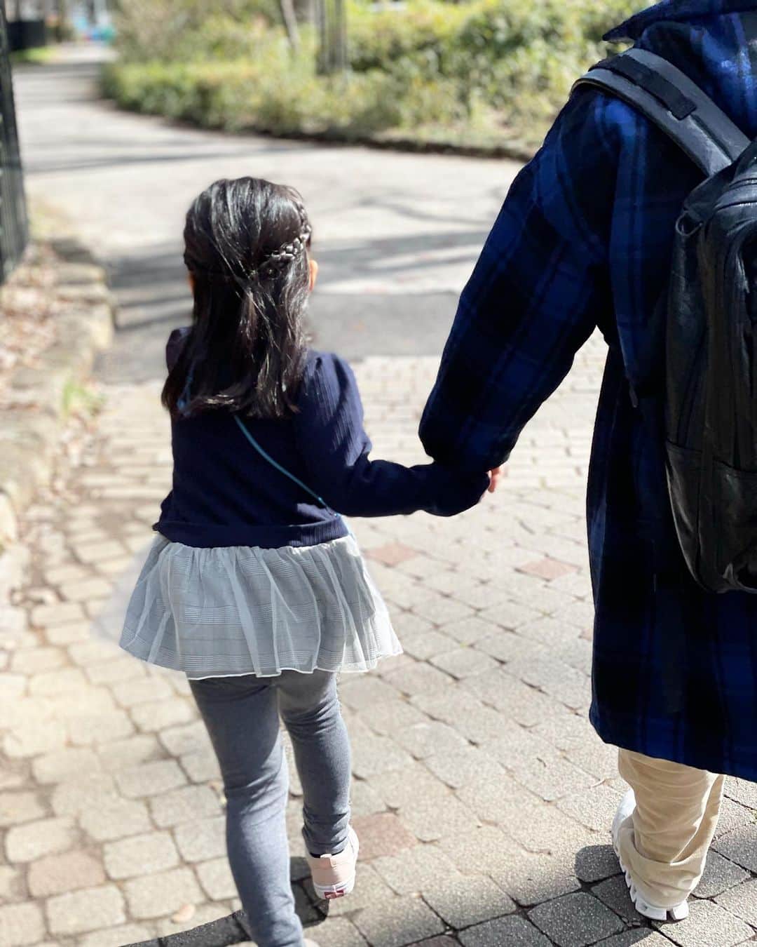 山口もえのインスタグラム：「・  バレンタインデートを計画していたら 「デートしてるとこ見たい」って 5歳の娘も一緒にでかけることになった。笑 私よりオシャレして パパさんと手を繋いで ルンルンでした💓 2人でデートしたかったんだけどなぁ… 楽しかったからまぁいっか😊  #バレンタイン #デート#ランチ#❤️ #二駅分歩いた #運動後のランチは格別😍 #夫はその後仕事へ #いってらっしゃい」