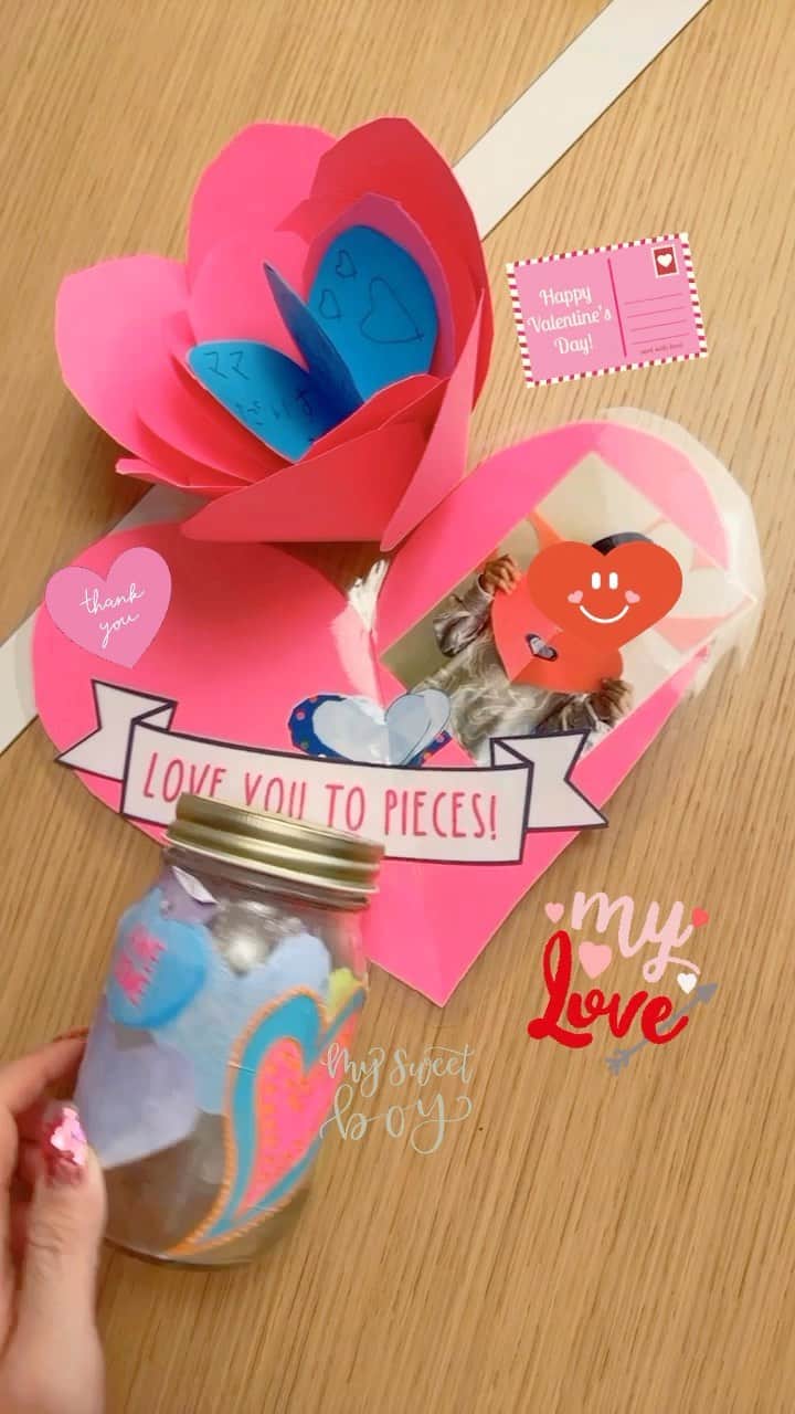 福王寺彩野のインスタグラム：「Happy Valentine's Day🍫🫶💞 息子がスクールで私にバレンタインギフトを作ってきてプレゼントしてくれた🥹💖💐 色彩感覚が完全に私の息子😳🌷🤣💘 嬉しいよーーー😭宝物💝ありがとう💓💗 #happyvalentinesday #frommyson」