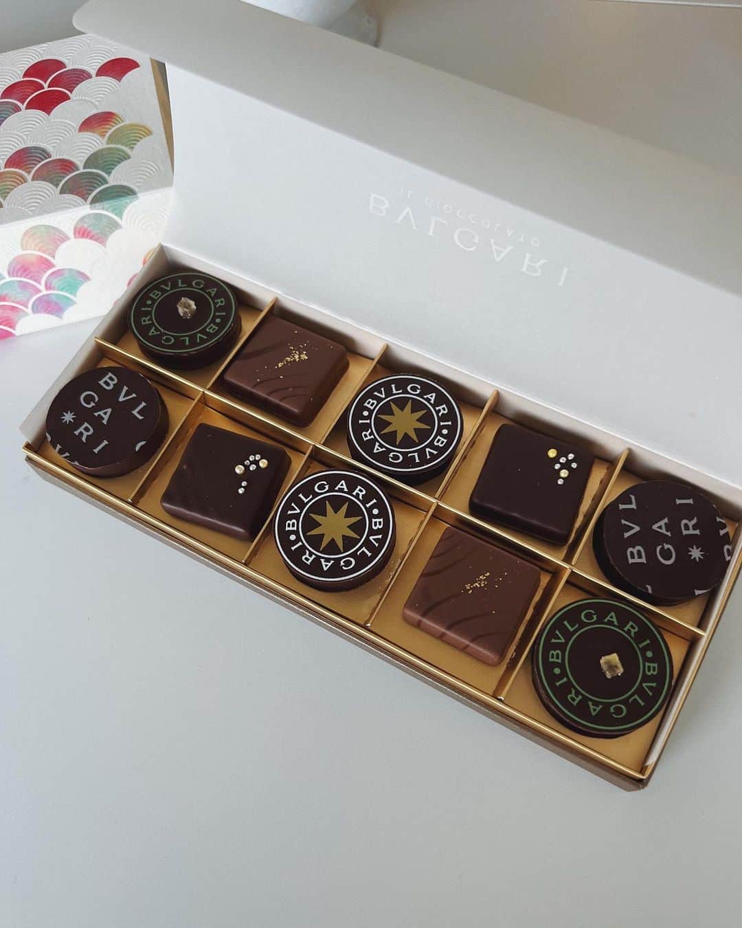 のインスタグラム：「Happy Valentine’s Day❤️  大好きなチョコレート🍫は、1日1粒ずつ食べてます🥰  1 @bulgarilucafantintokyo  2-3 @frans_japan  4 @chesty_official   #chocolate #valentineday」