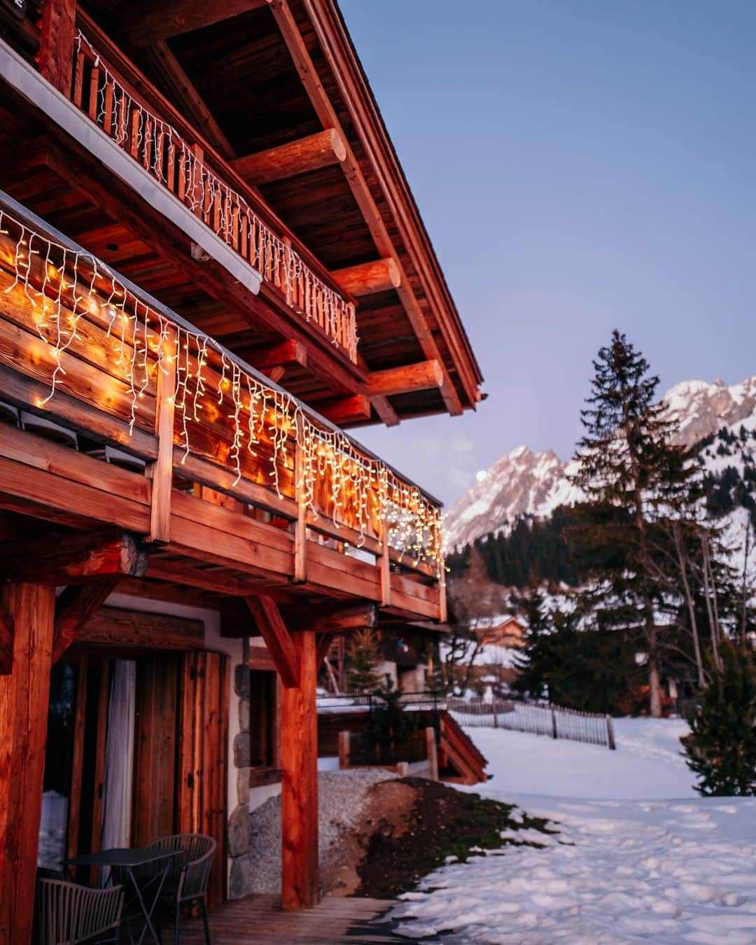 アリゼさんのインスタグラム写真 - (アリゼInstagram)「🤎ZARU I l❄️ve U / Part 1 🤎  Vacances de rêve au chalet @providencia_luxury_rentals à @laclusazskiresort 🤩   Le temps s’est arrêté pendant une semaine ⛷️ Merveilleux et chaleureux chalet familiale ☃️🏔️🏂 et un incroyable temps nous ont permis de profiter de la montagne ☀️ Mention spéciale pour notre Maggy et sa première médaille 🥇 🤩 Merci Jessica et son paradis le Zaru lodge 🥰」2月14日 17時11分 - alizeeofficiel