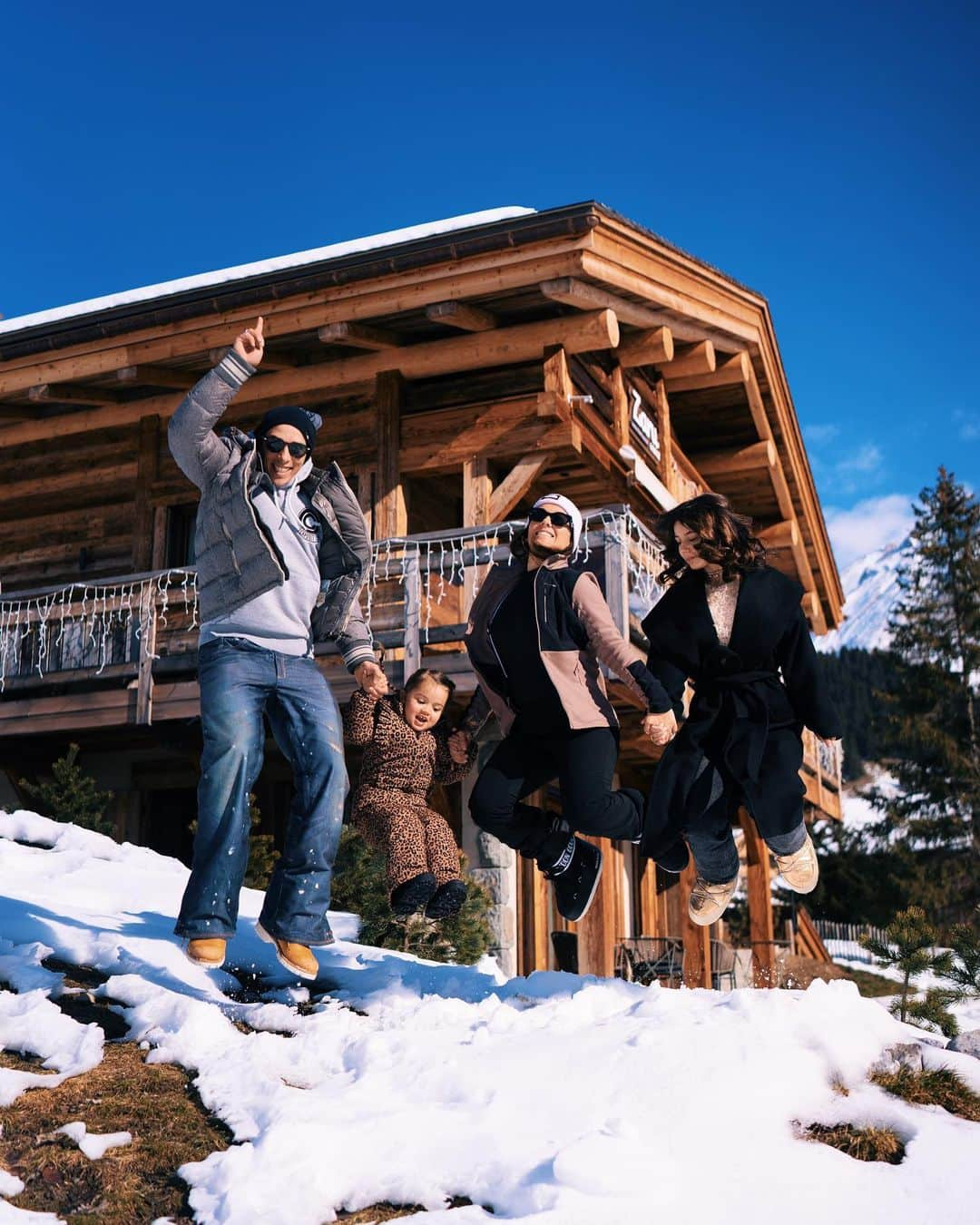 アリゼのインスタグラム：「🤎ZARU I l❄️ve U / Part 1 🤎  Vacances de rêve au chalet @providencia_luxury_rentals à @laclusazskiresort 🤩   Le temps s’est arrêté pendant une semaine ⛷️ Merveilleux et chaleureux chalet familiale ☃️🏔️🏂 et un incroyable temps nous ont permis de profiter de la montagne ☀️ Mention spéciale pour notre Maggy et sa première médaille 🥇 🤩 Merci Jessica et son paradis le Zaru lodge 🥰」