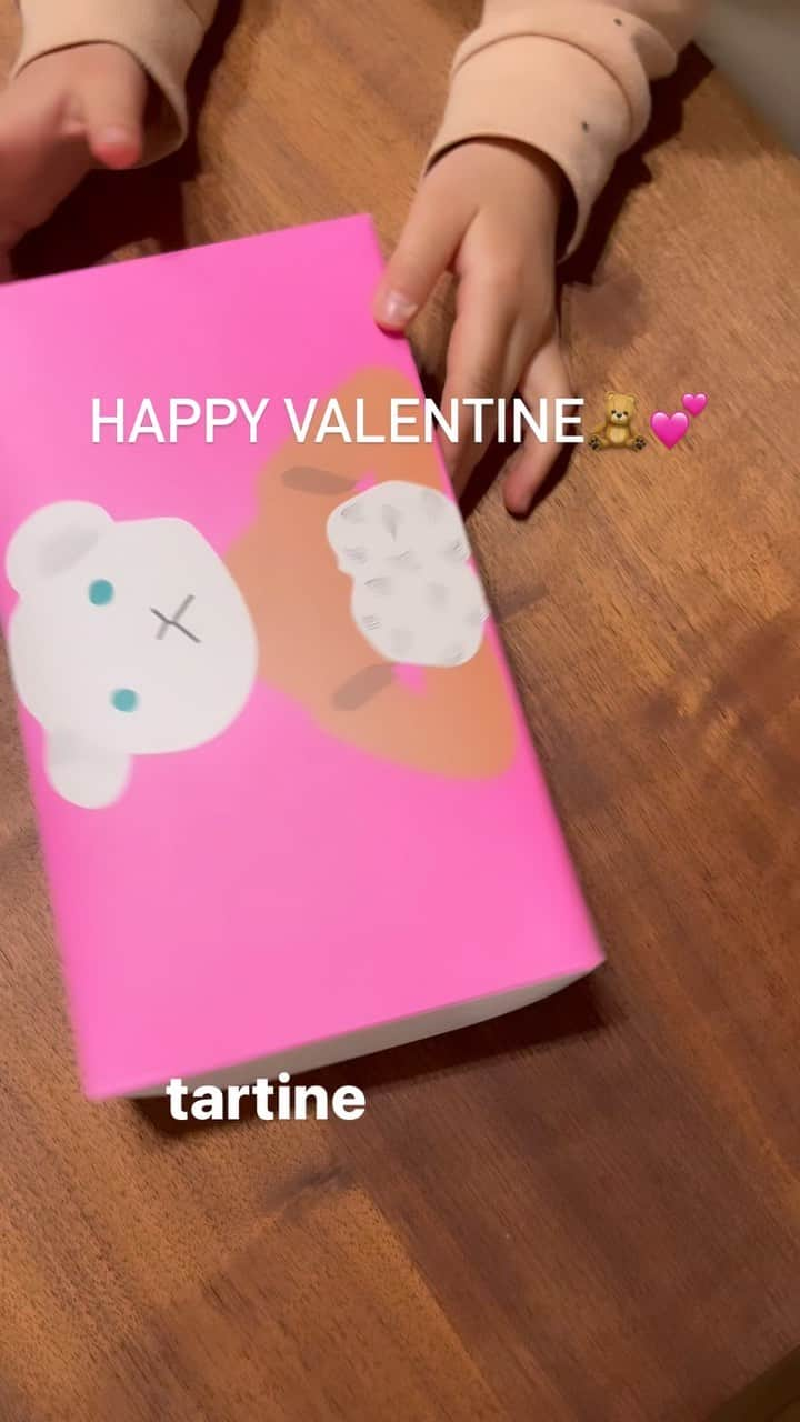 kyokkyのインスタグラム：「tartineってとこのパッケージから中身から全てがかわいい💕美味しいし🧸💕tomo chanありがとう💏今年は色々高級なチョコ食べれたな🍫💕  #タルティン #tartine #バレンタイン」