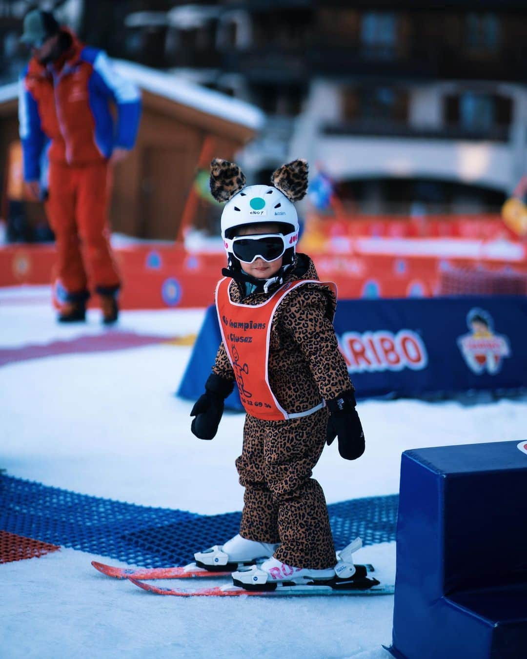 アリゼさんのインスタグラム写真 - (アリゼInstagram)「🤎ZARU I l❄️ve U / Part 2🤎  Vacances de rêve au chalet @providencia_luxury_rentals à @laclusazskiresort 🤩   Le temps s’est arrêté pendant une semaine ⛷️ Merveilleux et chaleureux chalet familiale ☃️🏔️🏂 et un incroyable temps nous ont permis de profiter de la montagne ☀️ Mention spéciale pour notre Maggy et sa première médaille 🥇 🤩 Merci Jessica et son paradis le Zaru lodge 🥰」2月14日 17時18分 - alizeeofficiel