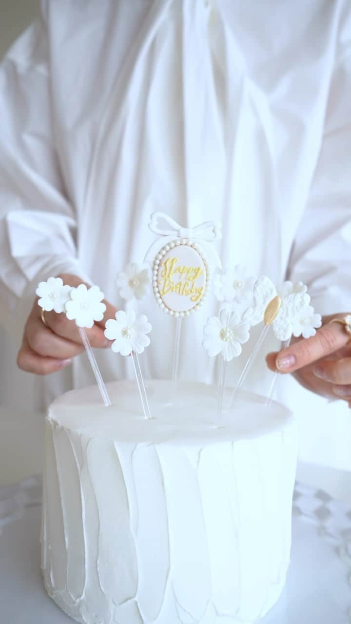 のインスタグラム：「子どもとときめくライフスタイルがテーマの伊勢丹新宿でのポップアップ💖  White Sweet Kidsroom💫💖 2023年2月15日(水)～2月21日(火) 伊勢丹新宿店  本館6階 リ・スタイル キッズ  子どもが喜ぶ手編みのリリアンにワイヤーを通した @fil_et_miel のステッキ⭐️ 限定で名前などの特別な１点を注文できるオーダー会もあるそうです。  特別な日にすぐに使えるシュガーデコレーションピックの @sugarposy 💗 シュガーピックがあれば簡単に可愛くデコレーションできるので、友人間でも大人気です🫶🏻  #isetan #伊勢丹新宿店 #sugarposy #filetmiel」