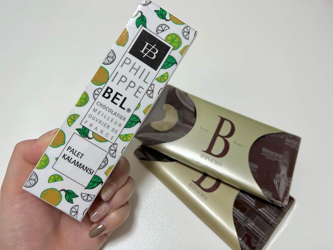 小山愛理のインスタグラム：「⁡ 今日はバレンタイン 今年もいろんなデパートにチョコレートを見に行きました☺️ 大好きな季節💗 ⁡ 今年の自分チョコは、 薄いミルクチョコの中にキャラメルとカラマンシー(柑橘類のフルーツ)が入った、フィリップベルのディスクキャラメルカラマンシー💛 ⁡ そしてベルナシオンのタブレットを今年も💗 ⁡ この時期しか日本では買えないものなので、とても嬉しいです☺️✨ ⁡ ちょっと前に友達にパリのお土産でもらったベルナシオンのいろんな種類のチョコが入ったボックスも本当に美味しくて最高でした❤️ ⁡ みなさんはチョコレート食べました？？😋 ⁡ ⁡ #バレンタインデー#バレンタインチョコ#フィリップベル#ベルナシオン#valentine#valentinesday#philippebel#bernachon」
