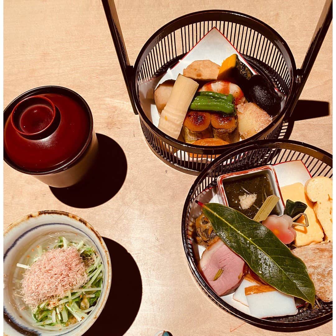 勝恵子のインスタグラム：「銀座あさみの絶品 鯛茶漬けランチ。こちらの後が、濃厚なタレの鯛茶漬け。 美味しすぎて写真撮らずにパクパク。 ご紹介いただいた、「あさみ」 すっかりファンに^_^  友人とゆっくり話せました。  #銀座あさみ #ランチ #銀座あさみ鯛茶漬け」
