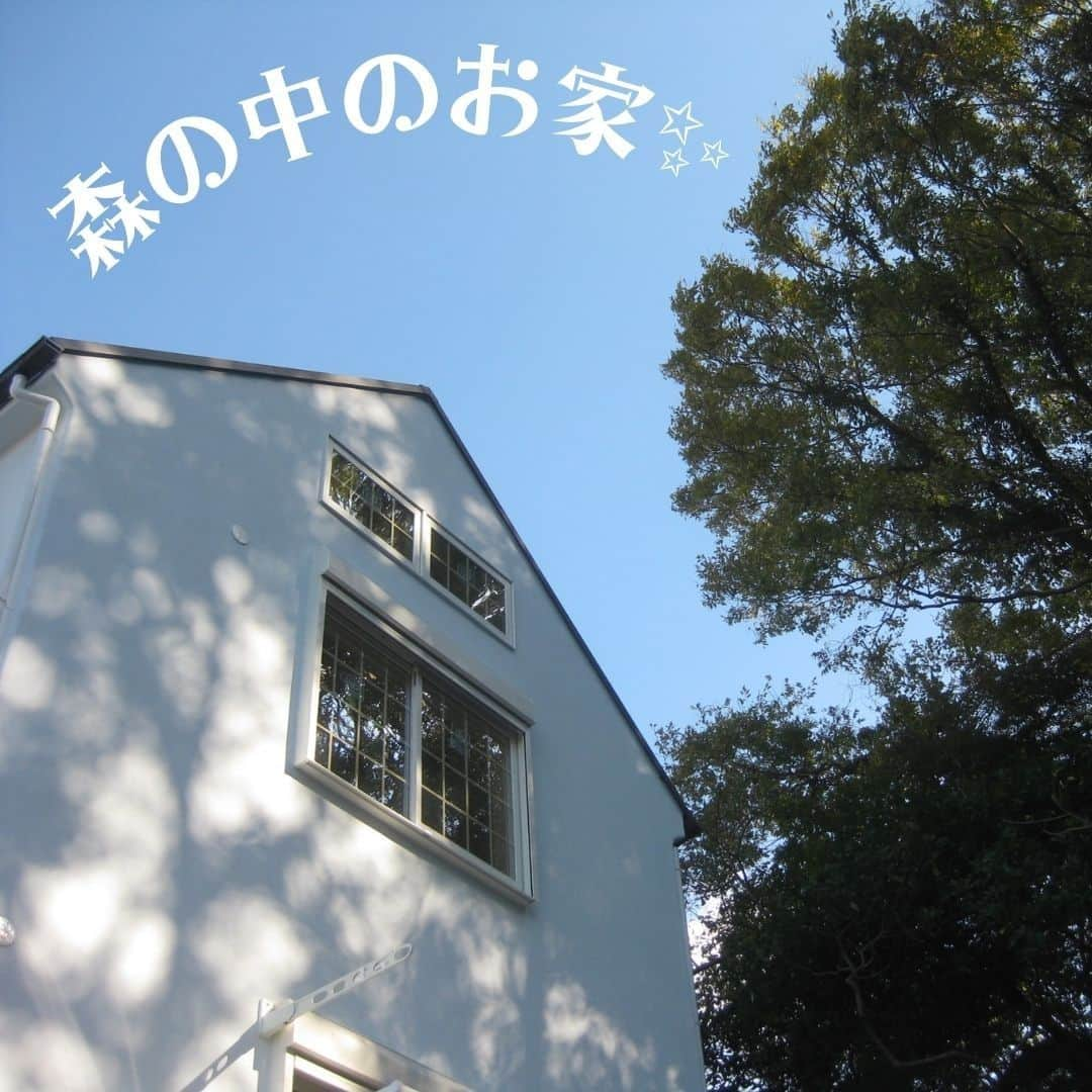 輸入住宅 | ブルースホーム湘南のインスタグラム：「物語に出てくるような森の中のお家～🏡✨✨ 土地探しのお問い合わせを多くいただいております⤴︎⤴︎ 土地探しでお悩みの方、難しい土地をご検討の方、ぜひ一度ご相談くださいませ。お力になります。 お問合せ・資料請求などお待ちしています💌お気軽にご連絡ください。  湘南を中心に、輸入住宅を建築しているハウスメーカーです。 都内はもちろん、関東全域にて施工いたします。  現在、グッディーホームズへのご来場は 完全予約制 とさせて頂いております。 オンラインでの相談や打ち合わせも積極的に行っていますのでお気軽にご相談ください✨  グッディーホームズ有限会社 HP www.goodyhomes.com/ TEL 045-520-3000  現場進捗アカウント @goodyhomes.housemaking 現場の様子が覗けます⭐️  #goodyhomes #グッディーホームズ #工務店 #輸入住宅 #注文住宅 #お家づくり #かわいい家 #こだわりの家 #おしゃれな家 #土地探し #土地選び #新築 #リノベーション #リフォーム #増築 #施工例 #23区 #港区 #目黒 #恵比寿 #渋谷 #広尾 #世田谷 #多摩 #都内 #難しい土地 #後悔しない家作り #安心な家作り #安全なお家 #地盤」