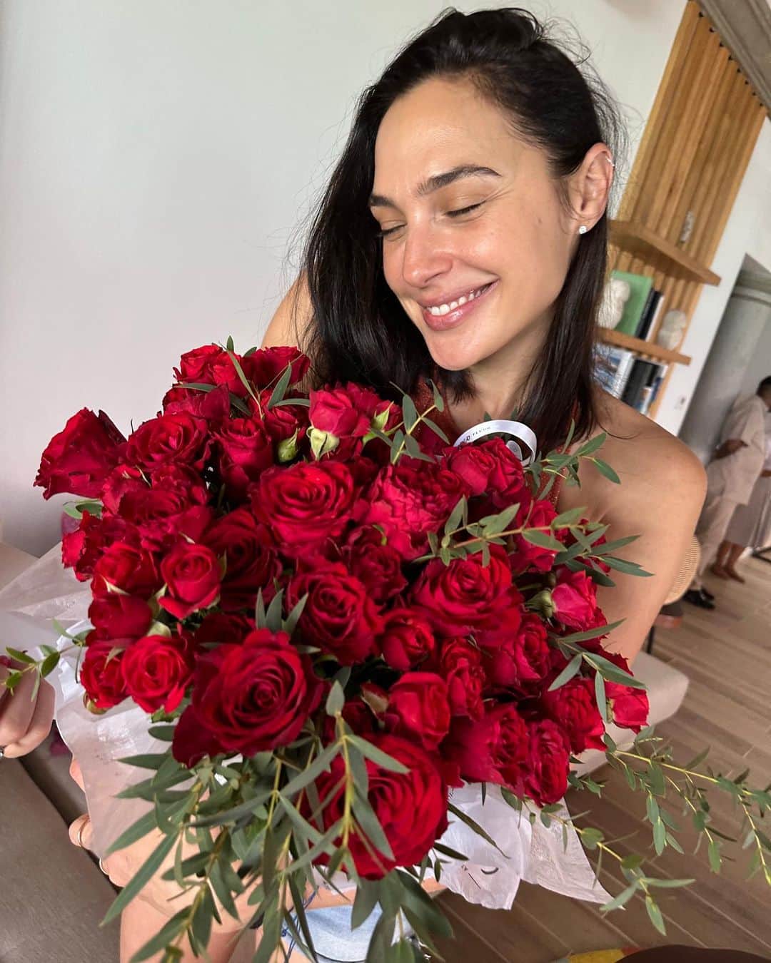 ガル・ガドットのインスタグラム：「This year we’re spending Valentine’s Day a part which in a funny way makes me appreciate everything we have even more.  I love you @jaronvarsano. You’re my one. My only. My everything.  Life is too short together.  אני אוהבת אותך.ֶ 555 ✋🏼✋🏼✋🏼✋🏼✋🏼」