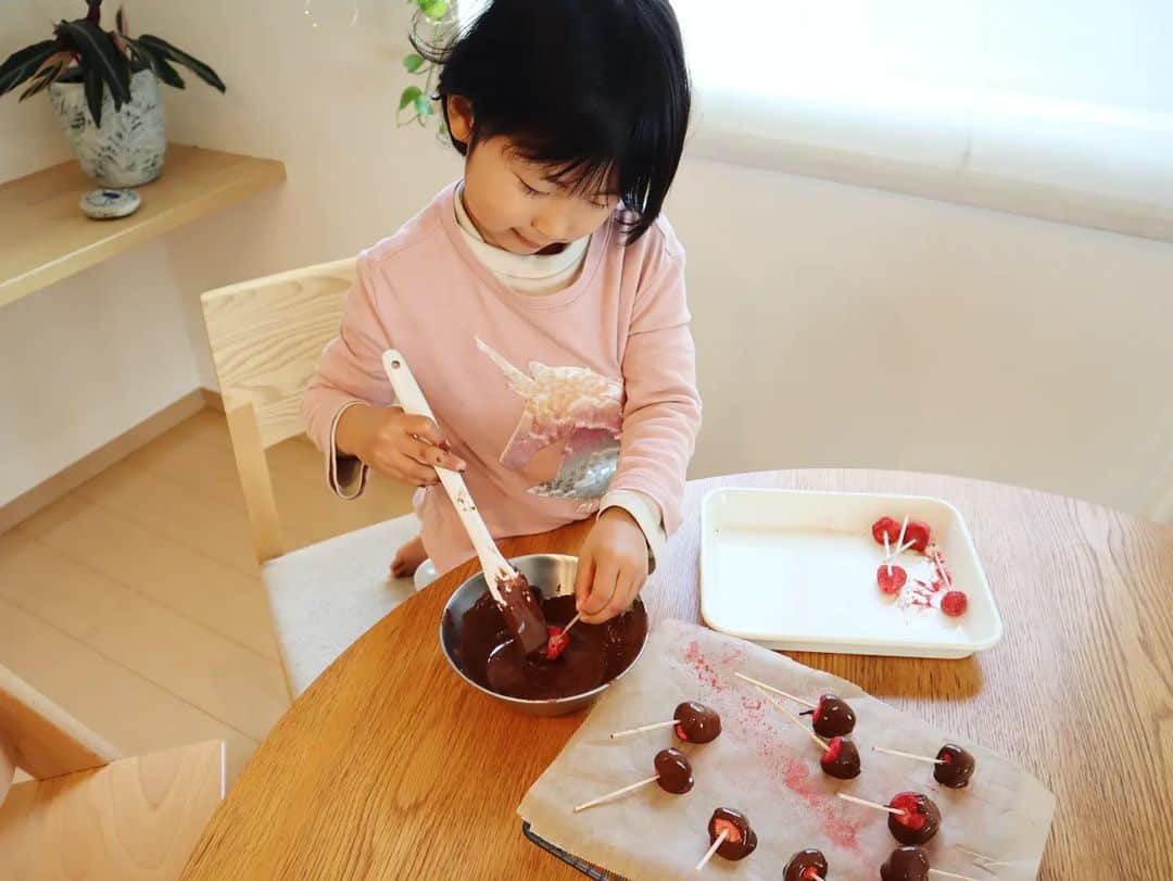 本仮屋リイナのインスタグラム：「寝起き早々、夫婦喧嘩をぶちかましてしまったバレンタインデー❤️‍🔥❤️‍🔥(私のせい)⁡ ⁡⁡ ⁡感謝を伝えるバレンタインなのにケンカしてる場合じゃないと思えたおかげで3時のおやつに、夫の元へ、チョコをお持ちし、謝罪し、仲直りすることができました☺☺⁡ ⁡⁡バレンタイン様様🫶❤⁡ ⁡⁡ 3歳の娘は、めったに食べさせてもらえないチョコを今日は自分で作れるぞ！と、喜びを胸いっぱいに噛み締めながら、それはそれはうっとりと、チョコを混ぜ溶かしていました。癒し💞⁡⁡ ⁡(オーガニックフリーズドライのいちごを爪楊枝に刺してチョコを塗った🍓) ⁡⁡⁡ ⁡チョコケーキとくまクッキーも焼きましたよ🐻🌷⁡ ⁡⁡ ⁡チョコを贈ることはできませんが、いつも見守って下さるみなさま、どうもありがとうございます🙇‍♂️✨⁡ ⁡⁡ ⁡#ハッピーバレンタイン ⁡」