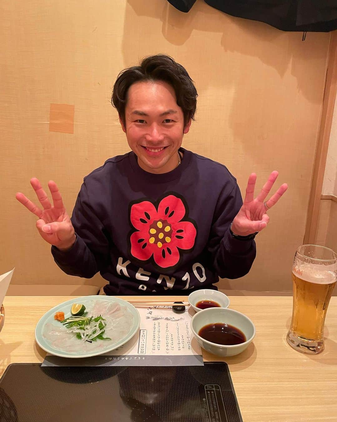 嘉村健士さんのインスタグラム写真 - (嘉村健士Instagram)「33歳になりました。 1年が本当にあっという間…  32歳は本当に沢山の方に出会い、色々と学び、バドミントンに1番向き合った歳になったと思います。 選手の時より指導者の時の方がバドの動画を見てるかも…笑  これからも自分らしく元気にそして熱く頑張ります😊 応援宜しくお願い致します！！  今回妻、娘からのプレゼントは美容系の物だったのでもっとカッコいいパパになれってことだと思うので、そっちの方にも気をかけて、色んな意味でかっこいいパパ目指して頑張ろうと思います。  沢山のメッセージありがとうございます🙇‍♂️🏸  勝負！勝負！勝負！  #誕生日 #33歳 #2/14 #バレンタインデー #ヨネックス #yonex」2月14日 17時52分 - kamura_takeshi