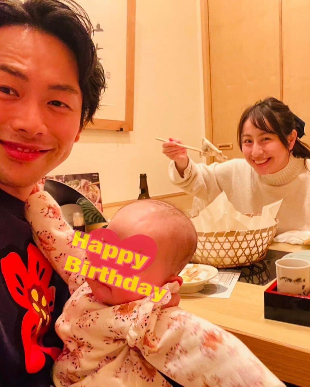 嘉村健士さんのインスタグラム写真 - (嘉村健士Instagram)「33歳になりました。 1年が本当にあっという間…  32歳は本当に沢山の方に出会い、色々と学び、バドミントンに1番向き合った歳になったと思います。 選手の時より指導者の時の方がバドの動画を見てるかも…笑  これからも自分らしく元気にそして熱く頑張ります😊 応援宜しくお願い致します！！  今回妻、娘からのプレゼントは美容系の物だったのでもっとカッコいいパパになれってことだと思うので、そっちの方にも気をかけて、色んな意味でかっこいいパパ目指して頑張ろうと思います。  沢山のメッセージありがとうございます🙇‍♂️🏸  勝負！勝負！勝負！  #誕生日 #33歳 #2/14 #バレンタインデー #ヨネックス #yonex」2月14日 17時52分 - kamura_takeshi