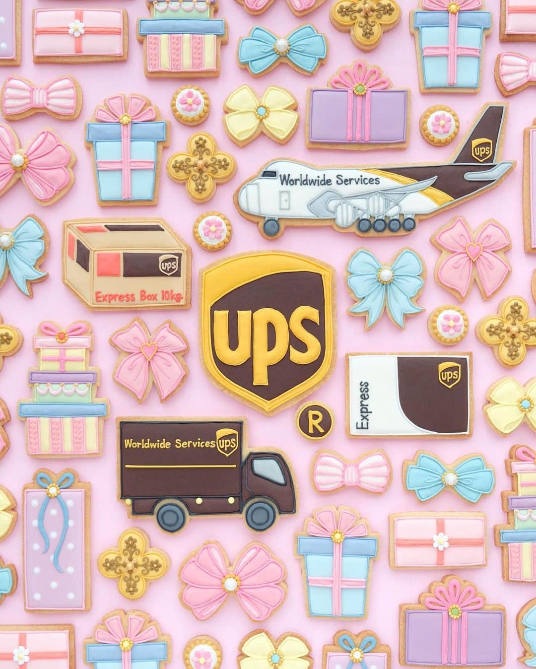 KUNIKAのインスタグラム：「💝 Happy Valentine 💝 I made some UPS motif biscuits❤︎  世界最大の宅配会社であるUPSさんのアイシングクッキーを制作させて頂きました。 実際の配達に使われているトラックや飛行機、段ボール箱や封筒と、プレゼントやリボンモチーフのアイシングクッキーをたっぷりと💝  ロンドンで生活しているととても身近な存在で、街中でトラックを見かける事も多々あります。 昨日も日本食スーパーで注文した荷物はUPSが配達してくれました📦 日本から大事なお荷物を海外発送できるので、ぜひホームページをご覧ください😊  - - - ❃ - - -  海外にいるあなたの大事な人への贈り物は、UPSで発送しませんか。 大切なお荷物を、世界最大の宅配会社が丁寧かつスピーディにお届けします。  ホームページ：https://www.ups.com/jp/ja/Home.page   #UPS #UPS #輸出 #出荷 #海外発送 #ロジスティクス #upscookies  - - - ❃ - - -」