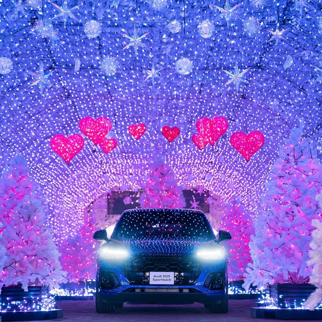 Audi Japan Sales / アウディジャパン販売のインスタグラム：「- Happy Valentine's Day! - 今年のバレンタインは、特別な車と一緒にあの人の元へ。  普段は言えない気持ちを伝えてみませんか？ 「Audi SQ5 Sportback」でハートが踊る街並みをドライブして、思い出に残るロマンチックなデートを。  @audi.japan.sales  #AJS #myaudi #audisq5sportback #audistyle #car #アウディ #ドライブ #車 #愛車 #外車 #ドイツ車 #車好き #車好きな人と繋がりたい #アウディ女子 #車好き男子 #バレンタインデー #valentinesday」