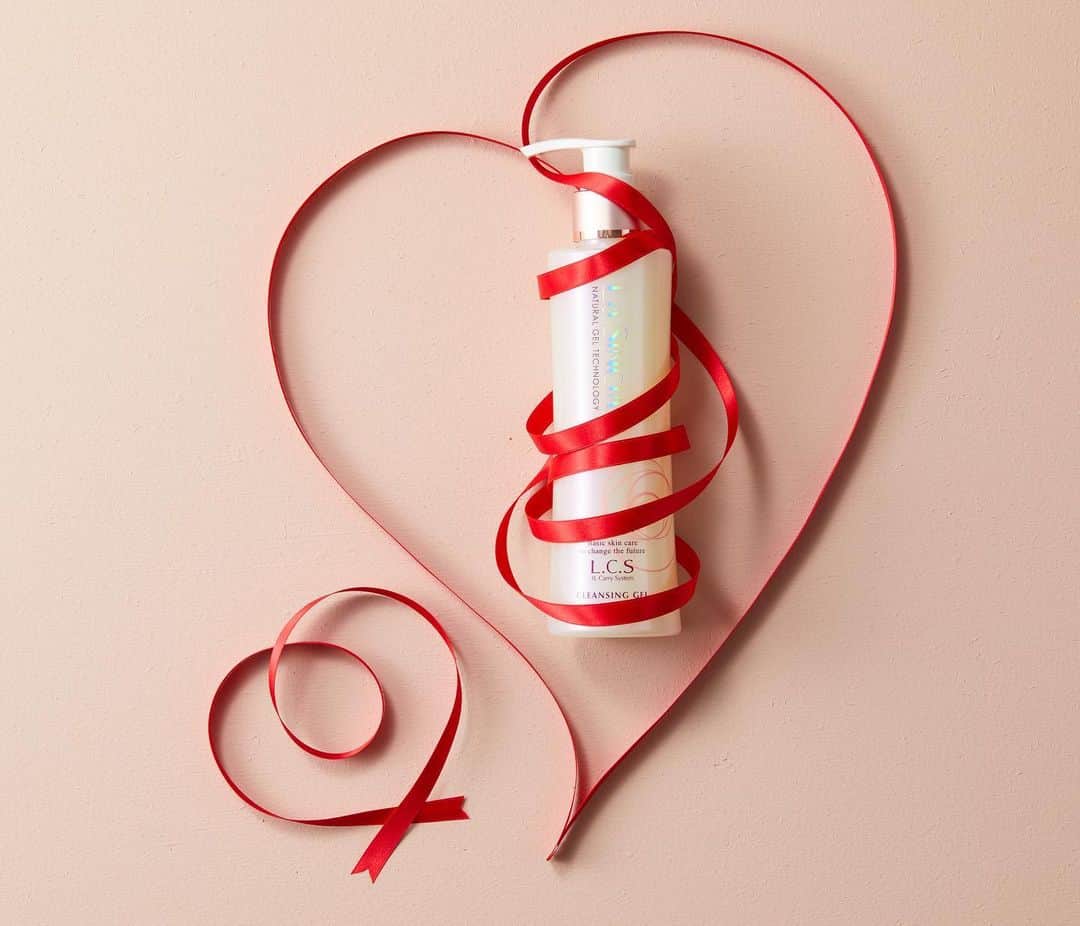 La Sincere(ラシンシア) さんのインスタグラム写真 - (La Sincere(ラシンシア) Instagram)「＼Happy Valentine's Day💝／  本日2月14日はバレンタインデー。  日頃の感謝を込めて、大切な人に贈り物をしたり ご自身に特別なチョコレートを買ったりなど 様々な過ごし方がありますよね。  みなさまは今日、どのようにお過ごしですか？  特別な1日になる方も、 いつもと変わらない1日になる方も、 みなさまにとって、素敵な1日となりますように✨  ---------------------  ラシンシアで3月31日までの期間限定で サイトリニューアル後初ログインで 1000円オフクーポンをプレゼント！  日頃お世話になっている方や、 毎日頑張っているご自身に バレンタインギフトを贈ってみてはいかがでしょうか？💝  #ラシンシア #ラシンシア公式ショップ #lasincia #スキンケア#バレンタイン #バレンタインギフト」2月14日 18時01分 - la_sincia_japan