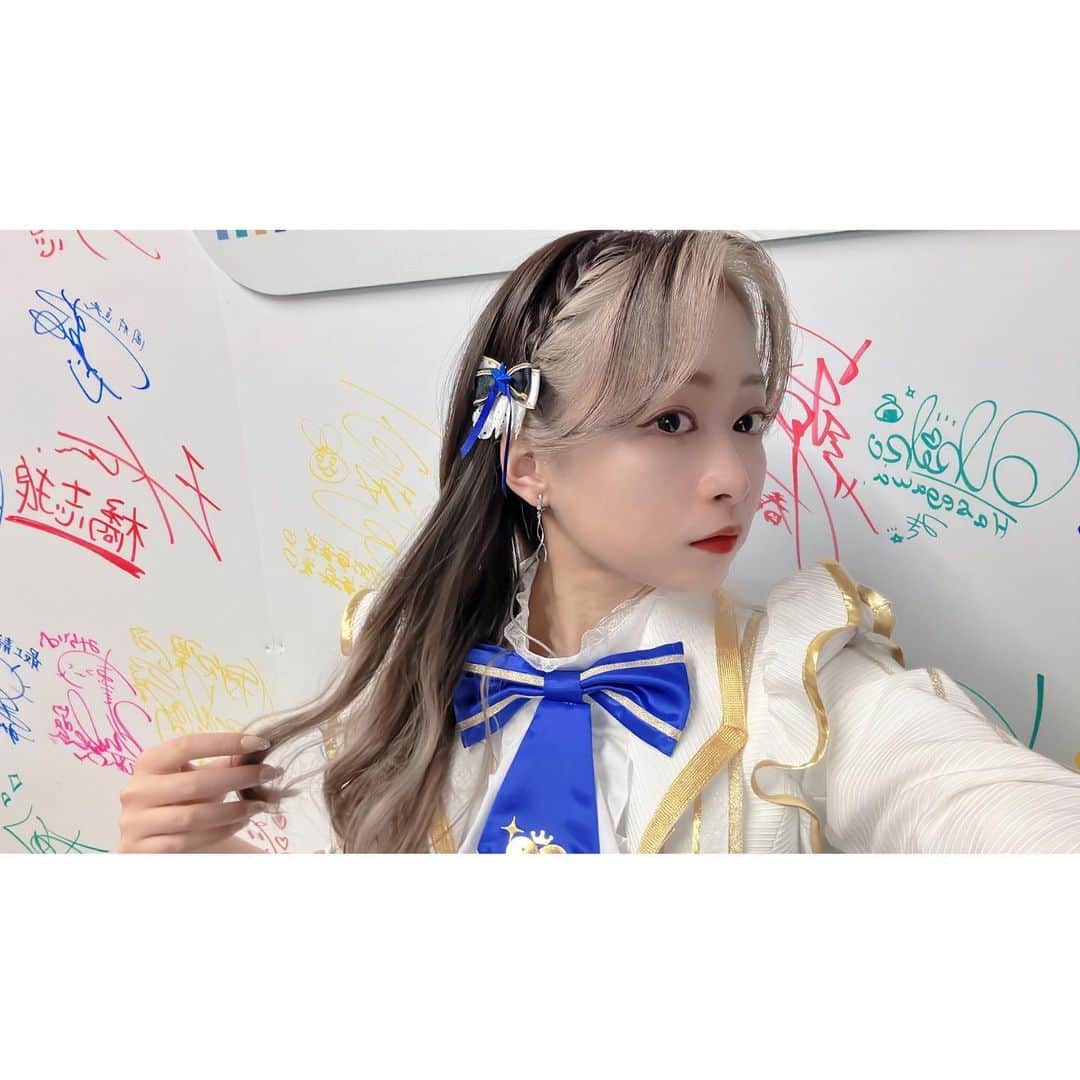 河瀬茉希のインスタグラム：「衣装と髪型とネイル  今回もショートのつもりだったのですが、 ユニット衣装と合わせた時にカジュアルすぎるなぁと 急遽エクステを装備！ 地毛と馴染んでくれてよかったー！ 美容師さん、メイクさん、衣装さんに感謝です！！  コメント頂いたので補足です！ 今回ネイルもサロンでやっていただきました！ （自爪に亀裂入ってしまって自分で直せずサロンで補強してもらっている期間で…😭） ネイリストさんにもいつも感謝です！」