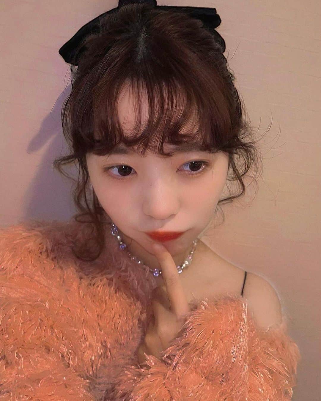 奥野香耶のインスタグラム：「🍒❤︎🍒  ࿎♡̸᩠࿎ Happy Valentine  　　　　　࿎♡̸᩠࿎  この前、高校の時のお友だちが岩手から遊びに来てくれて一緒にアフタヌーンティーしました🫖🍓 ウェルカムドリンクもストロベリーソーダで、2時間ドリンク飲み放題だから、さらに期間限定のイチゴミルクも頼んじゃった! 甘くて美味しかったよ🥨 あととんかつバーガーストロベリーソース美味しかった😋(結局しょっぱいの好き) そして写真のネックレスはハンドメイドなの見てほしい🐈‍⬛ 撮った後、ビーズ並び替え改良しました₊♡⁺⋆(4枚目) かわいい手鏡✴︎(@flowerknows_jp ) #ハンドメイドアクセサリー  3枚目の赤い指輪も作ったけど一瞬で壊れた😔 #anaインターコンチネンタルホテル東京  #strawberryafternoontea #strawberry #アフタヌーンティー #🍓」