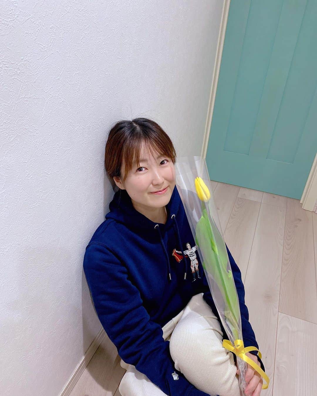 Kamada Sakurakoさんのインスタグラム写真 - (Kamada SakurakoInstagram)「🦦🌷  Happy valentine ..   みんなが愛に溢れた 素敵な日々をすごせますように🍃  ＿＿＿＿＿＿＿＿＿＿＿＿  先月は🌹だったから今回は🌷を。  花言葉は " 思いやり " って言って  花言葉を添えてくれるからよりうれしい 🥹🫶  いつもありがとう♥️  そういえば、 #バレンタイン でした..笑 #花言葉 を添えて。うれしい #ありがとう   まいにち #美味しいご飯も嬉しい  #シュークリーム も嬉しい笑  #やりたいことに #夢中にさせてくれてありがとう  #パートナーシップ   #chillねぇさん  #ゆったり海life  #chillねぇダイエット  #意識のパーソナルトレーニング」2月14日 18時18分 - sakurako_mahaloha