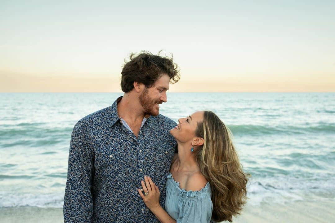 ローレン・マイコラスのインスタグラム：「Happy Valentine’s Day to my dream man @magic_mikolas39 and all my little loves 🤍」