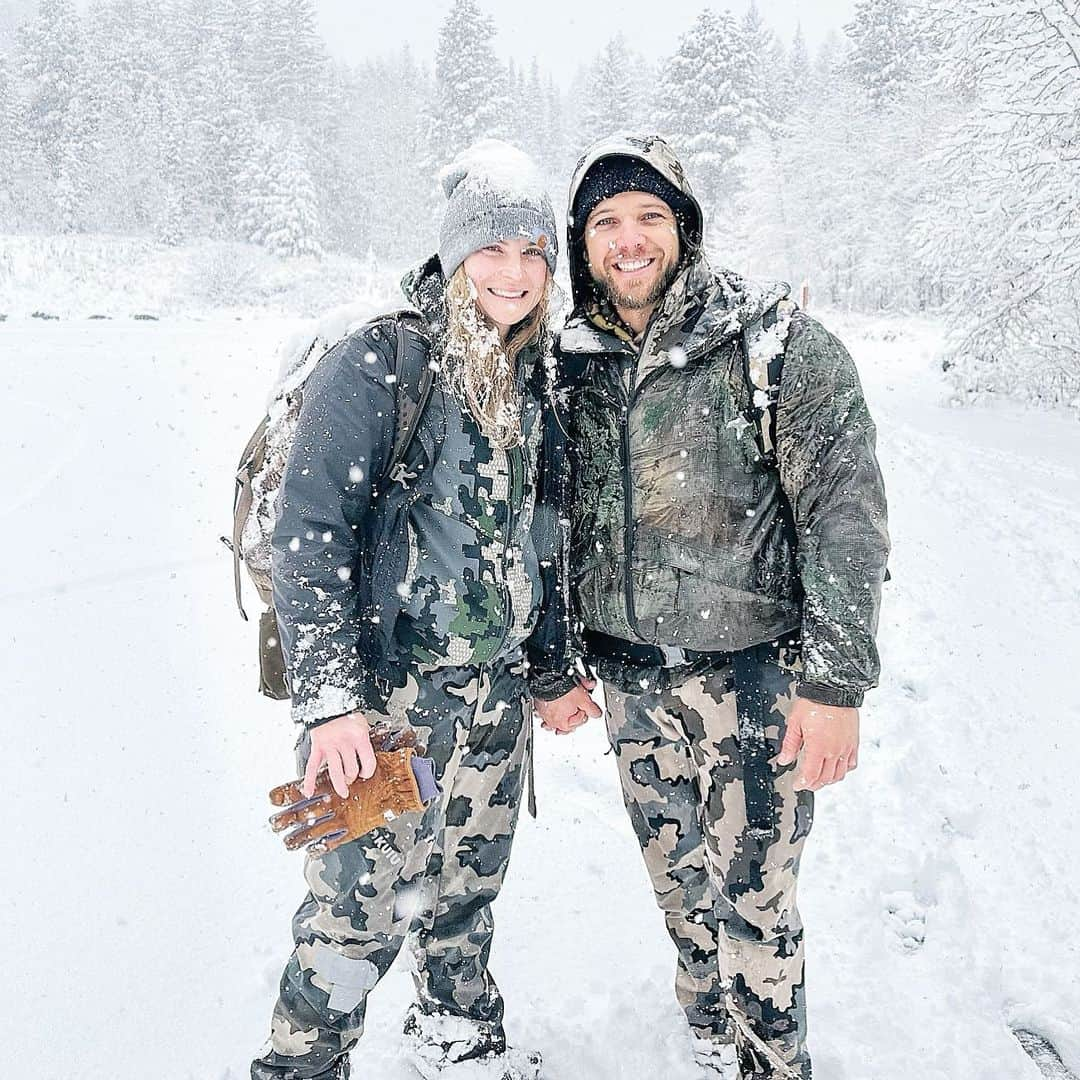 マックス・シエリオットさんのインスタグラム写真 - (マックス・シエリオットInstagram)「A walk on the beach or hike up a snowy mountain… it’s all paradise to me cause she’s by my side ❤️ #queen #shesabadass #happyvalentinesday」2月15日 3時48分 - maxthieriot