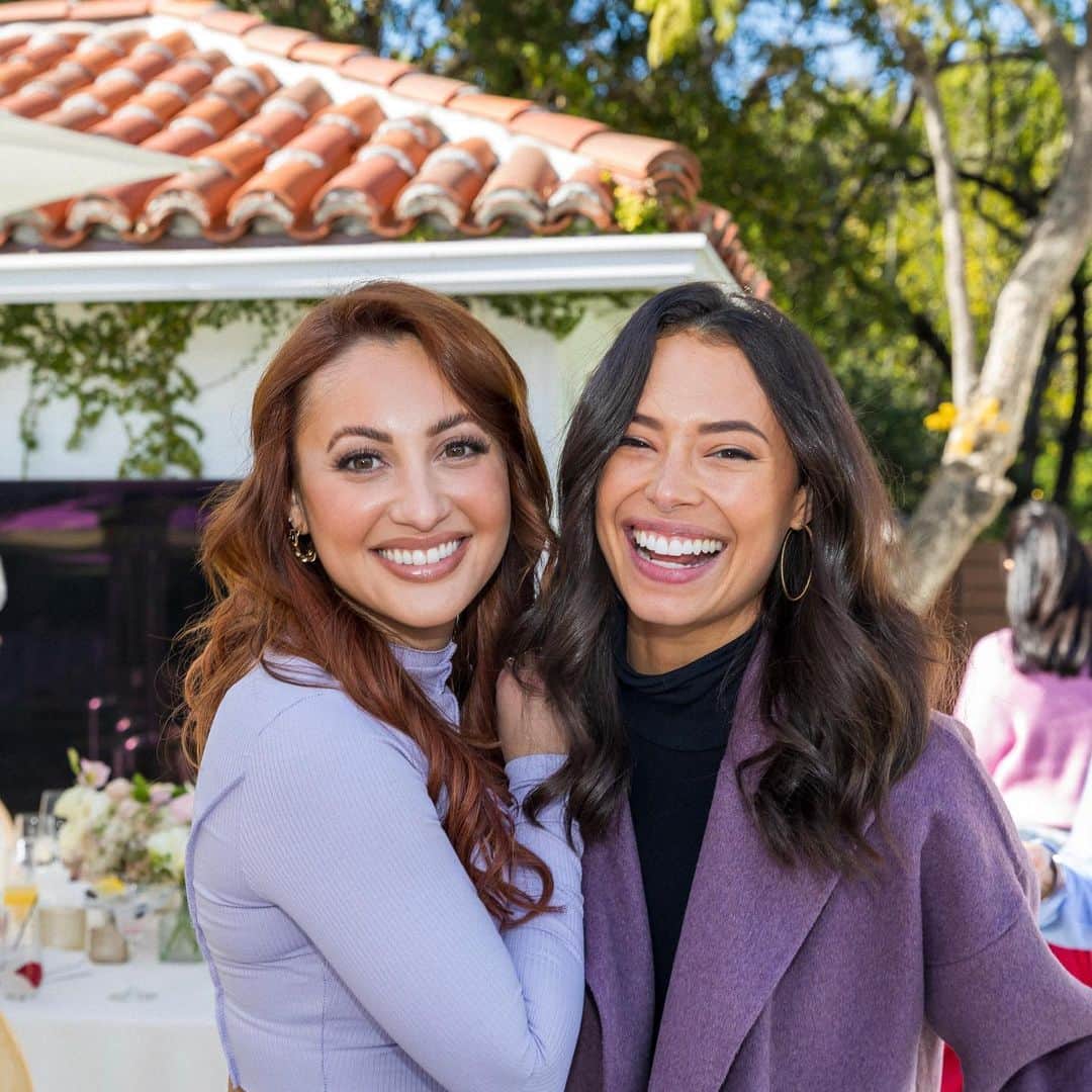 クロエ・ブリッジスのインスタグラム：「My galentines 💕 thank you to the very best host @evalongoria and to @elsamariecollins @angeliquecabral @gloriakellett for getting us all together!! 📸 @carlosericlopez」