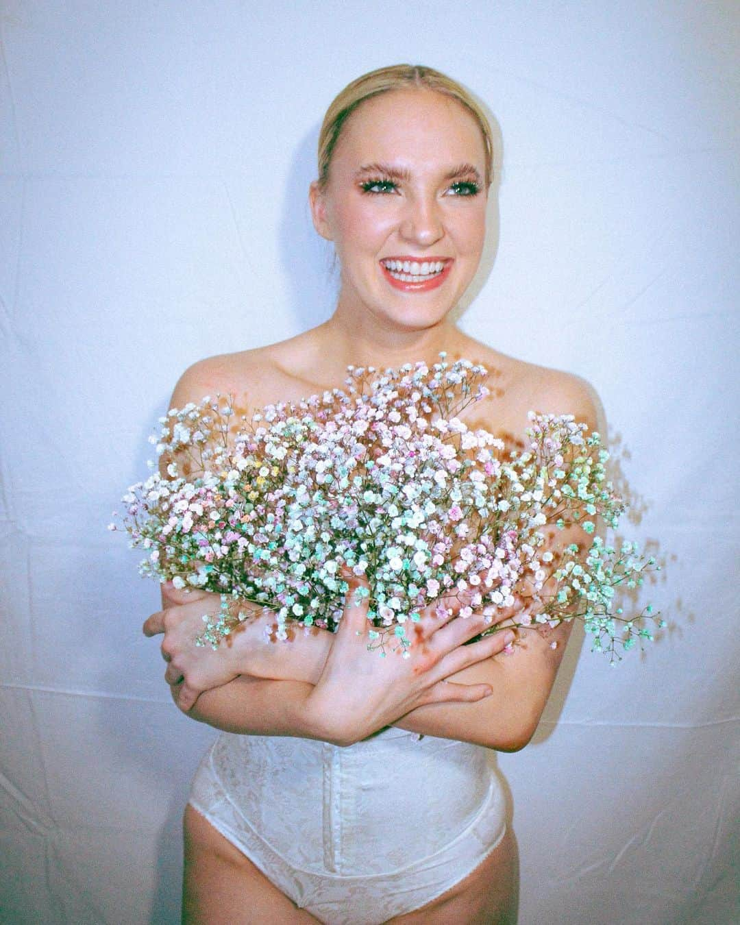 Addison Moffettのインスタグラム：「I can buy myself flowers」