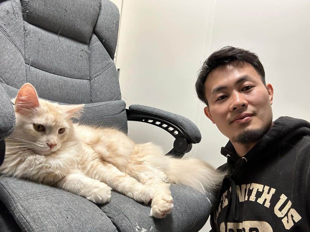 福岡堅樹のインスタグラム：「2BROの皆さんに新しいパーカーをいただきました！ いつもありがとうございます🙇 チャドと一緒に写ろうとチャレンジした結果…😂笑」