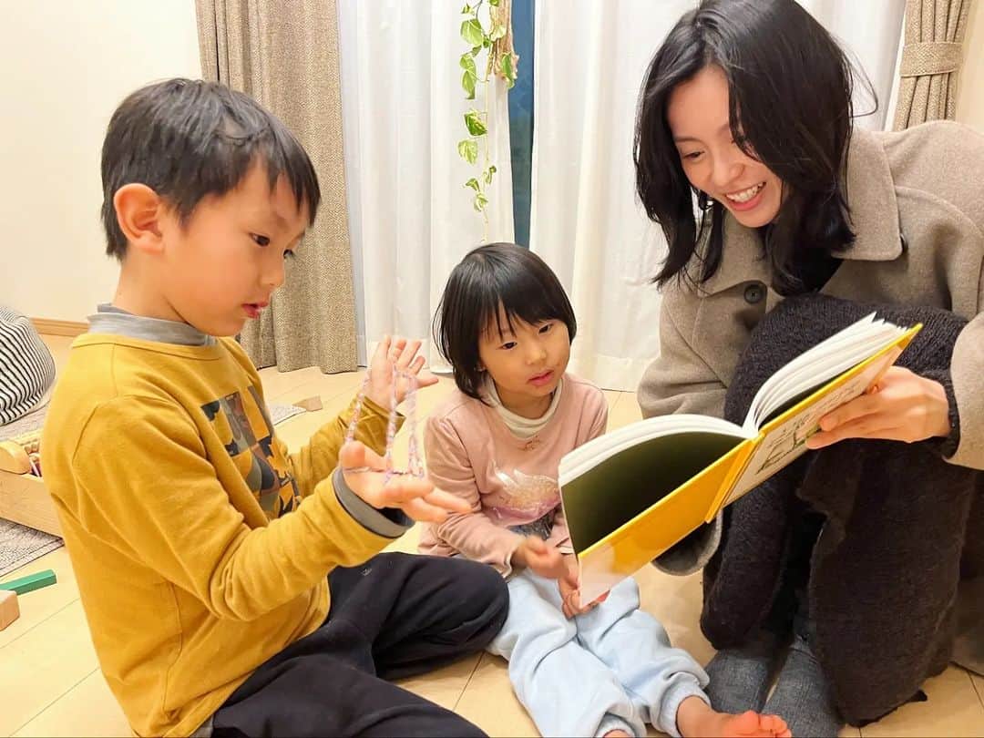 本仮屋リイナのインスタグラム：「かわいい3人🐹🐹🐹  仕事帰りの姉 @yuika_motokariya_official がバレンタインの贈り物に、いちごとプリンを届けてくれました🍓🍮💓  どちらも大好物な娘に「プリンといちごどっちが一番うれしい？」と聞いてみたら、「ゆいちゃんが来てくれたこと！」と満面の笑み。天使😇❤(親バカ)  #サプライズ訪問🍓🍮 #ありがとう🧚‍♂️🧚🏻‍♀️⁡ ⁡#プリンはまた明日🍮」
