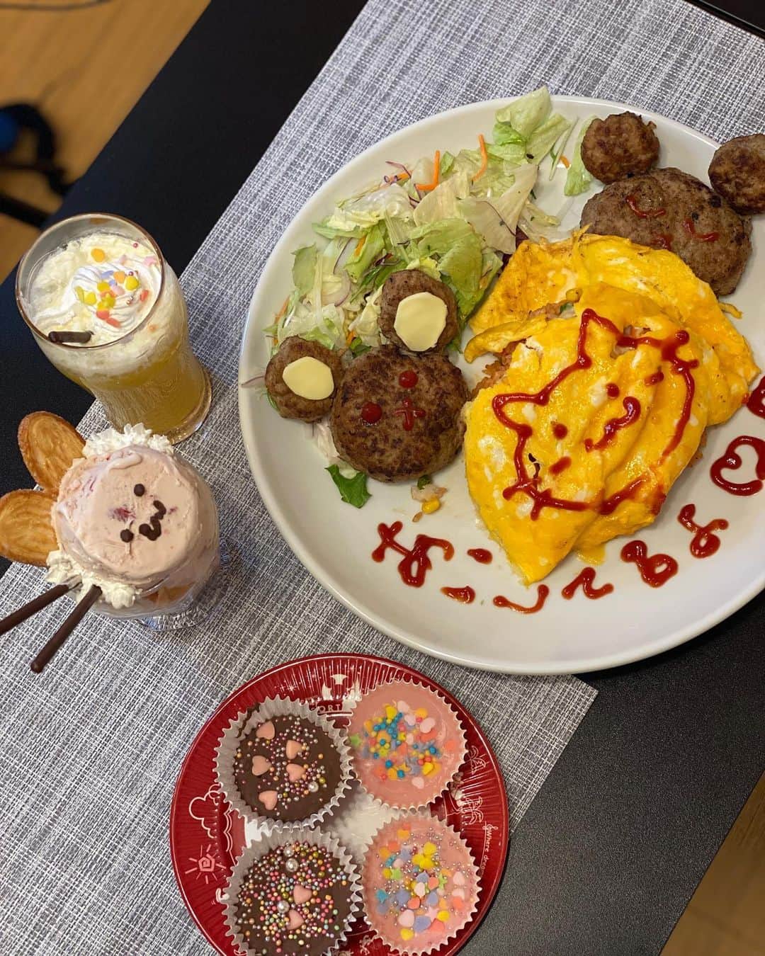 三年食太郎（松島萌子）さんのインスタグラム写真 - (三年食太郎（松島萌子）Instagram)「バレンタインday💖  今年はオムライスと女児チョコとうさぎさんパフェ🐇作った！  セーラー服なのは動画仕様（笑） さすがにはずい😂 でも手作り喜んでくれてよかった！  #バレンタインデー」2月14日 20時19分 - 3.syokutaro