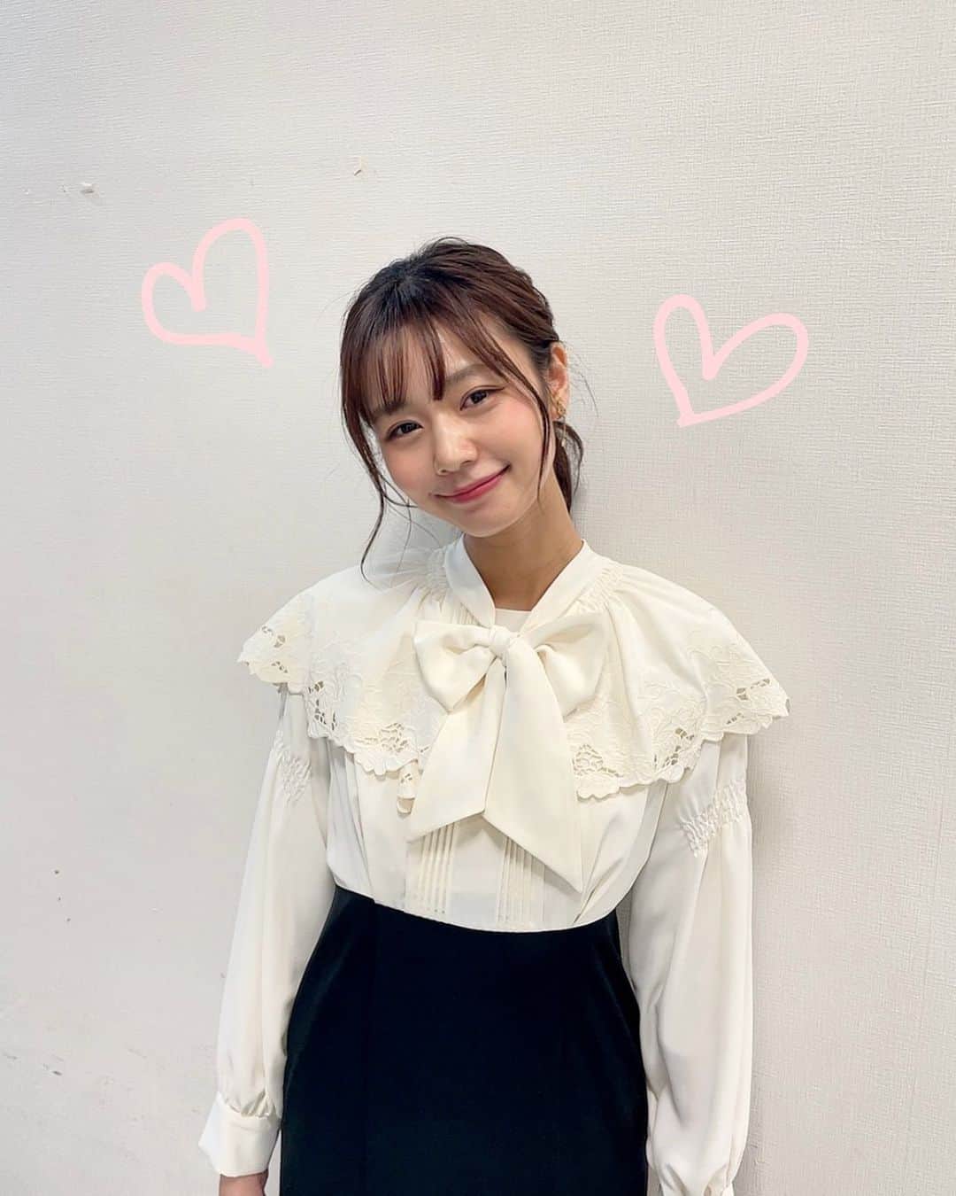杉浦みずきのインスタグラム：「. ハッピーバレンタイン🤍🎀  リボンのプレゼントみたいなお洋服だったのでこの写真🤭  #valentine」